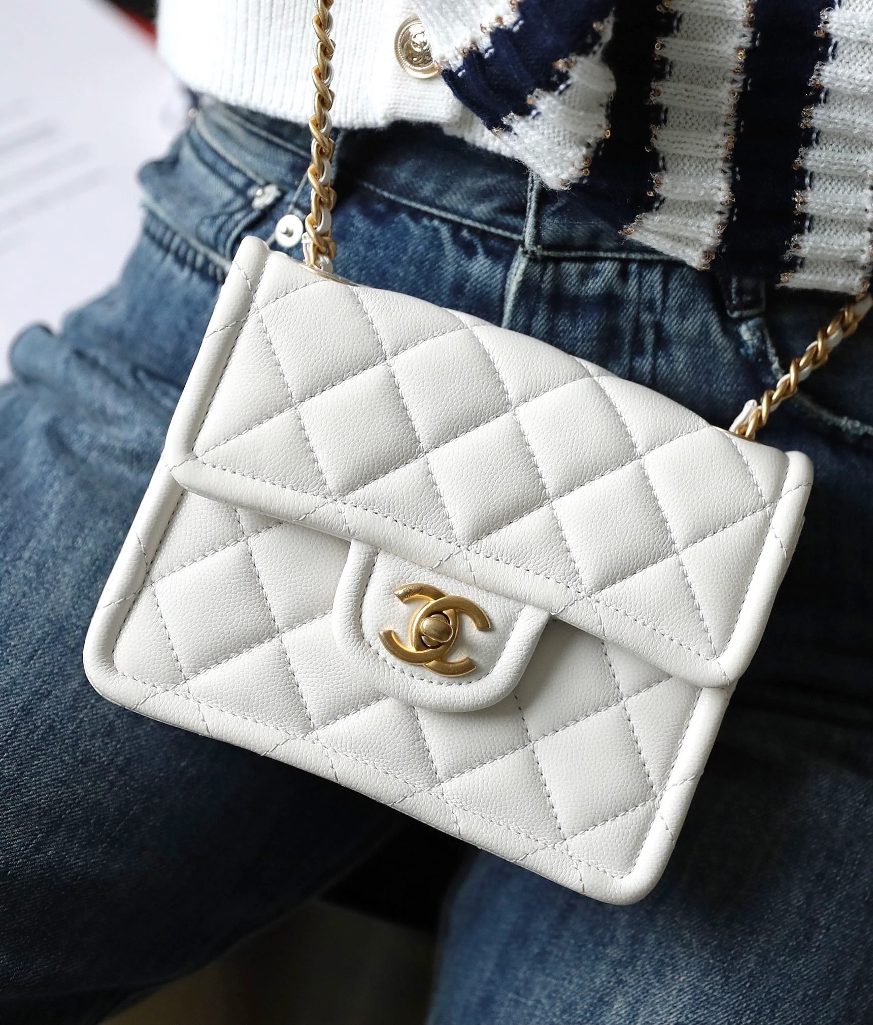 Маленькая булочка из тофу Chanel - белая