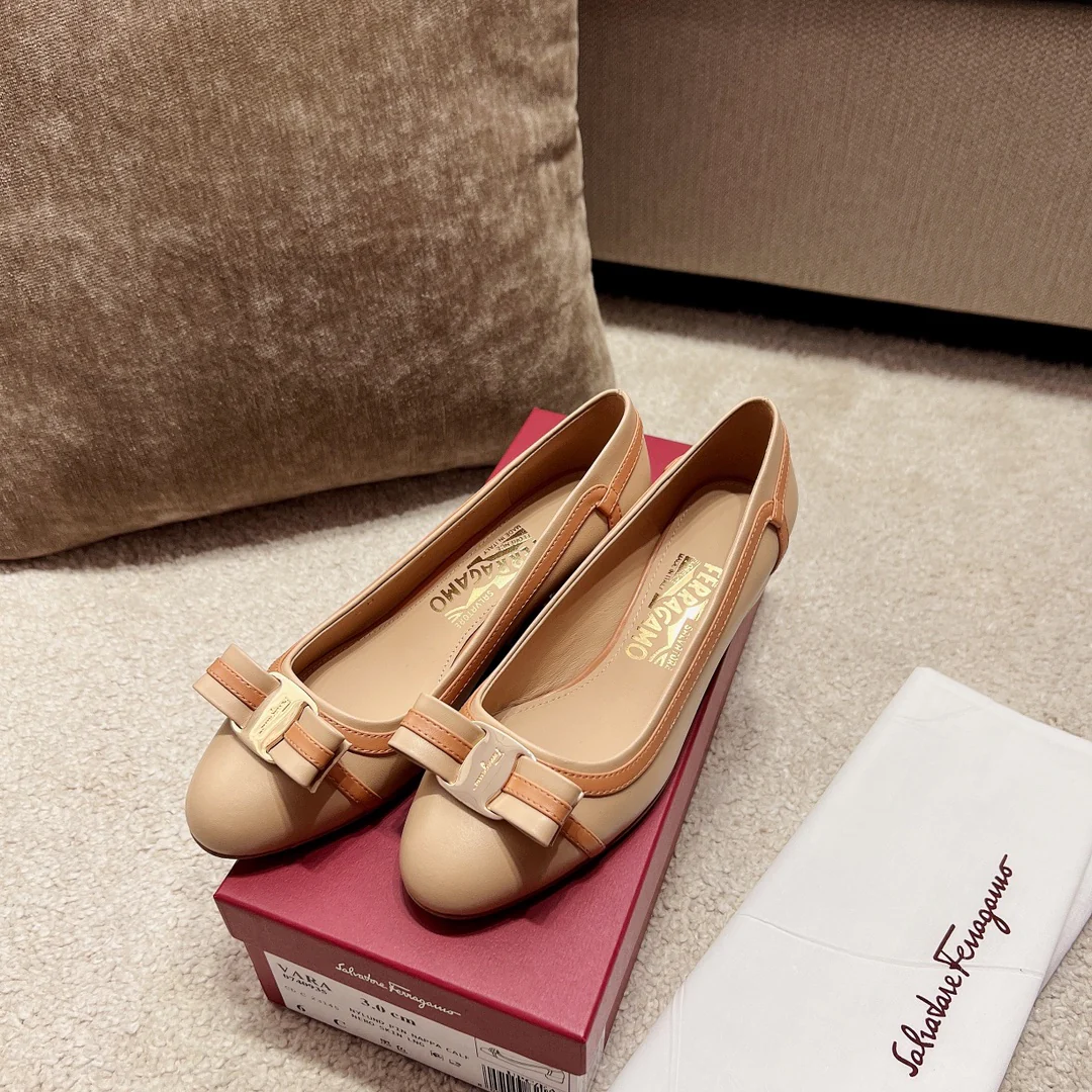 Salvatore Ferragamo - Туфли на низком каблуке из телячьей кожи