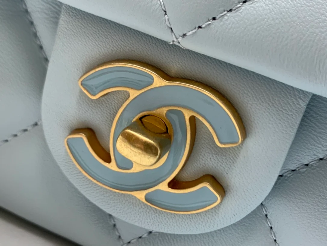 Новинка 2022 года от Chanel - квадратная сумка-клатч с эмалированной пуговицей - 21 см - 2