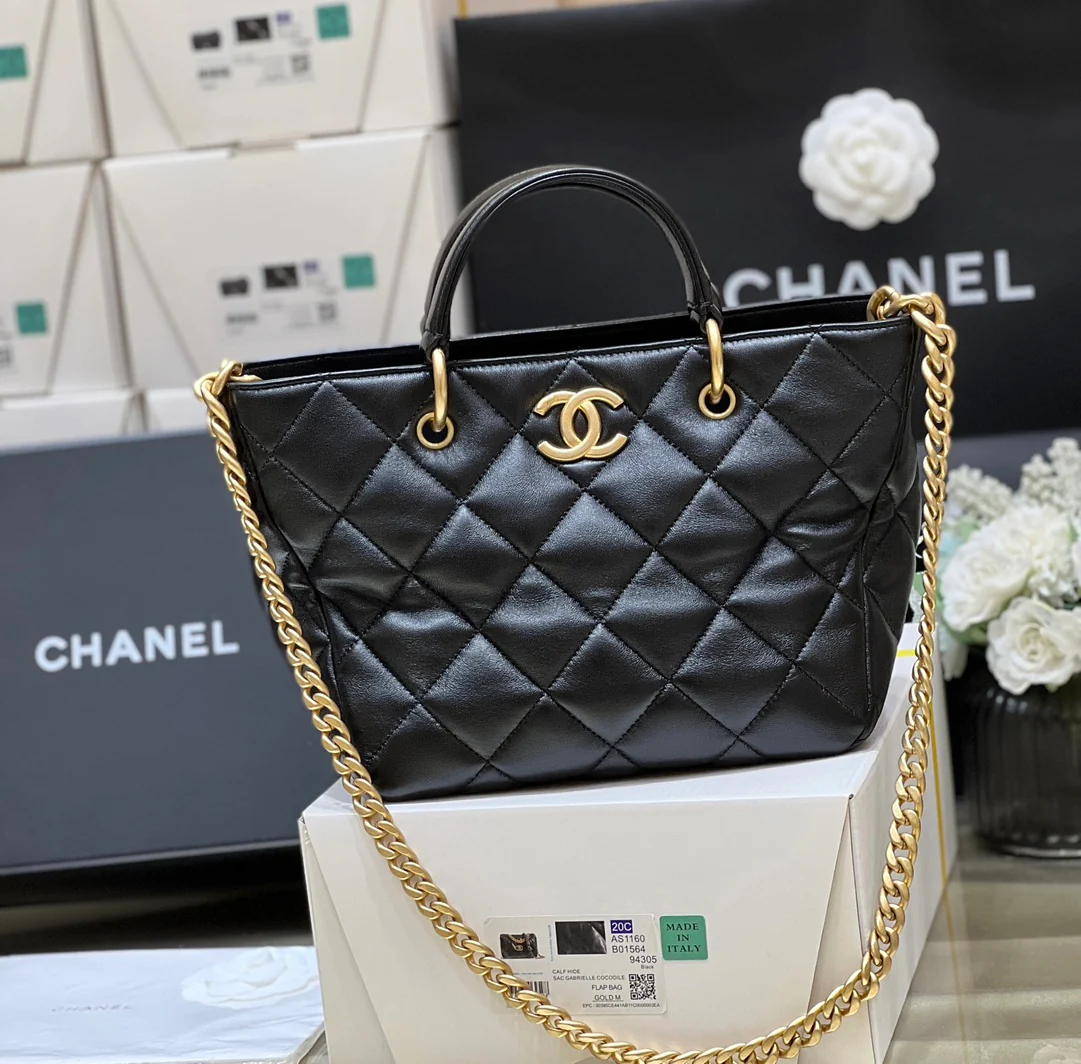 Сумка-тоут Chanel 23B из овечьей кожи, черная.