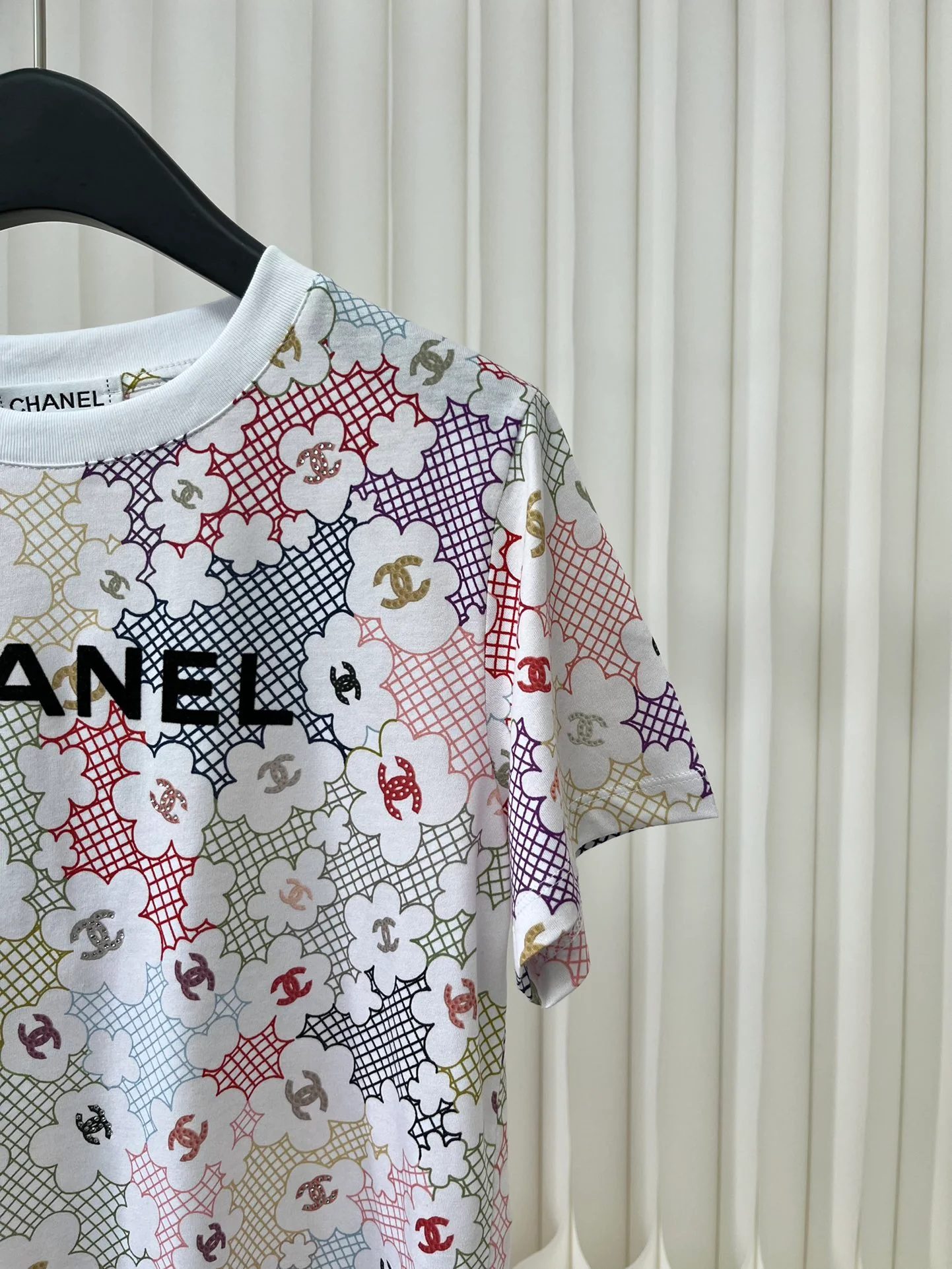 Футболка в стиле Chanel - 2403 - с сетчатым принтом, изготовленная на заказ из мерсеризованного хлопка.