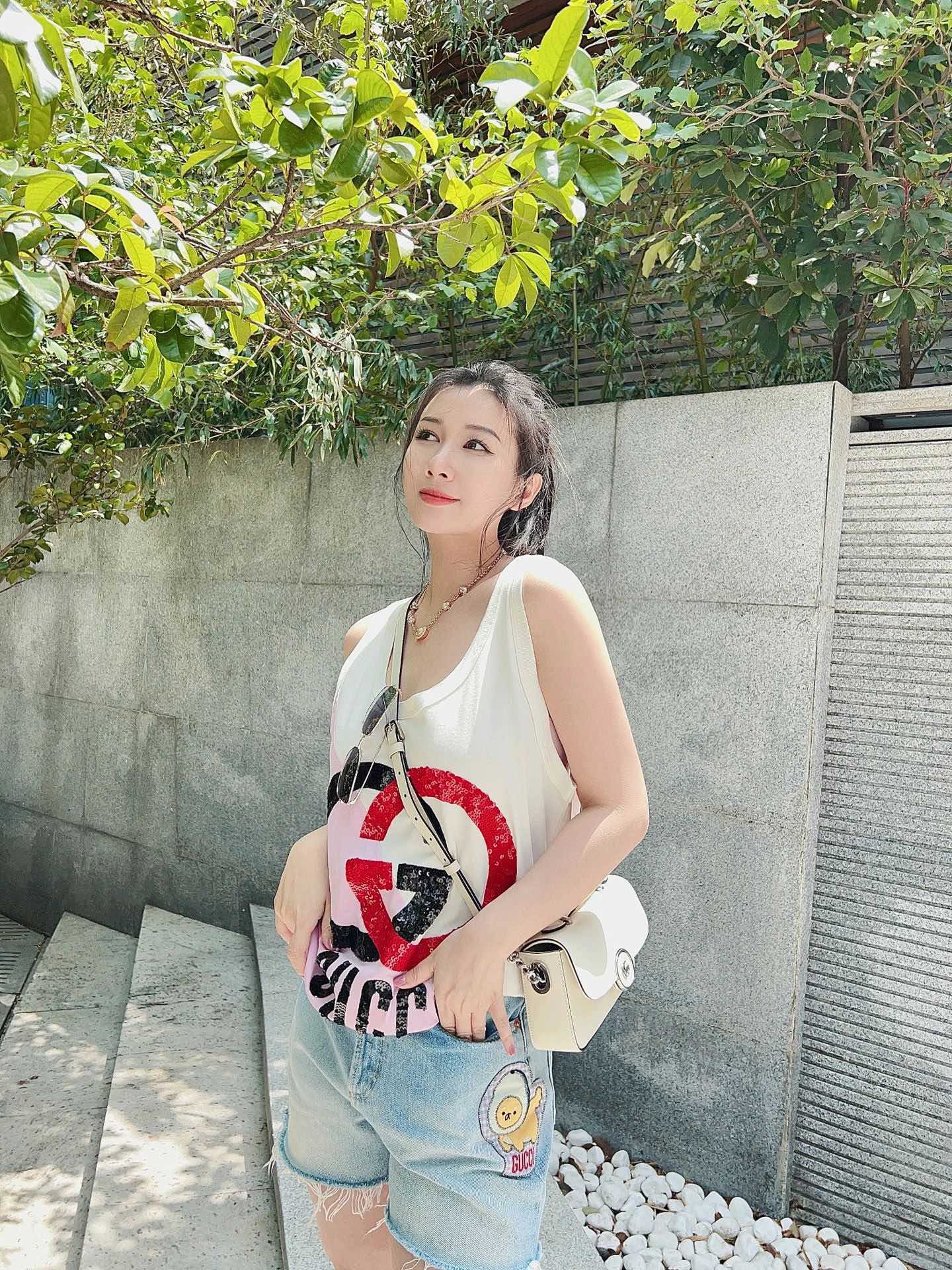 Миниатюрная сумка Gucci Petite GG на цепочке - белая.