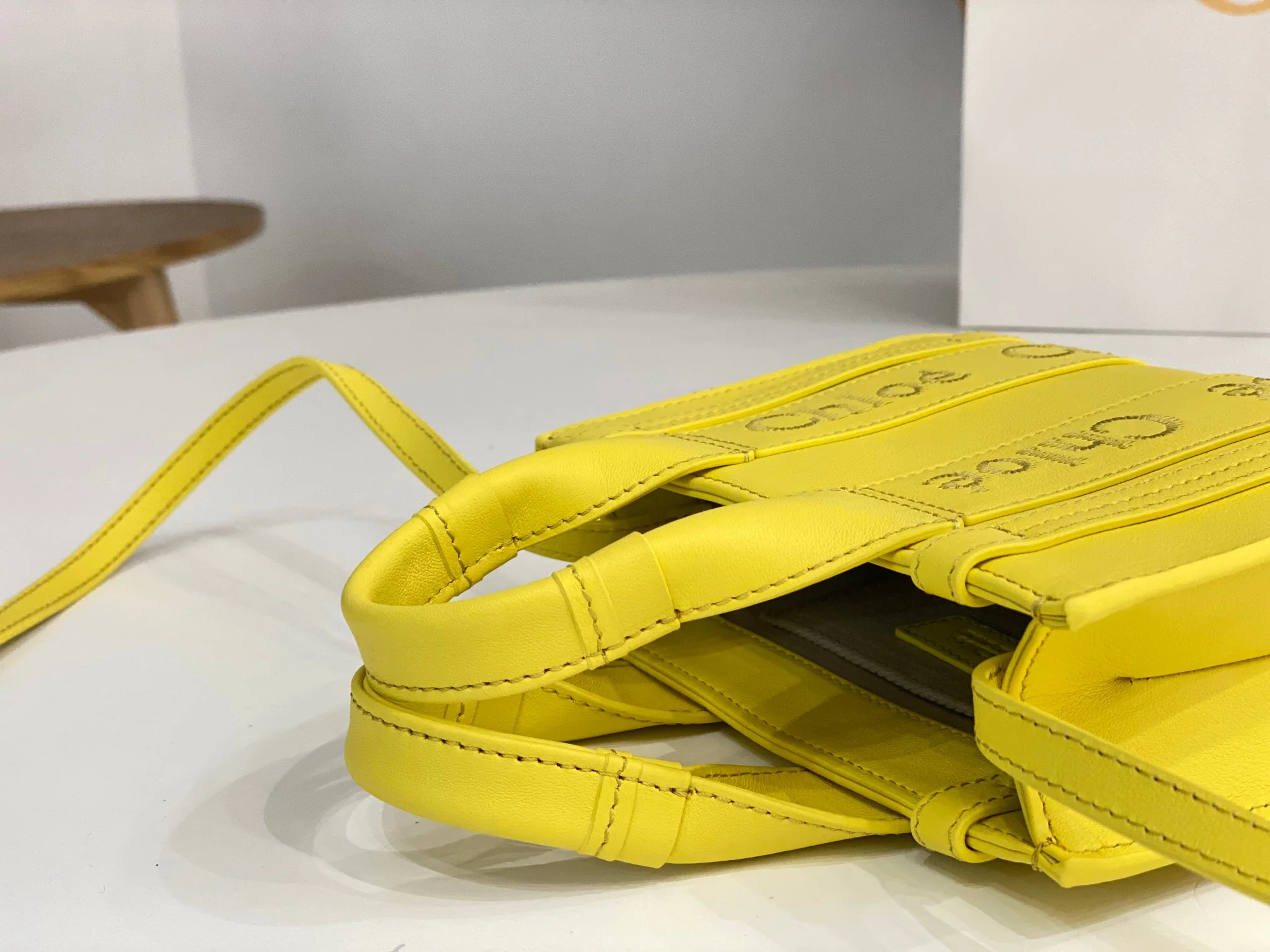 Сумка-тоут Chloe Woody, полностью кожаная, желтая, мини.