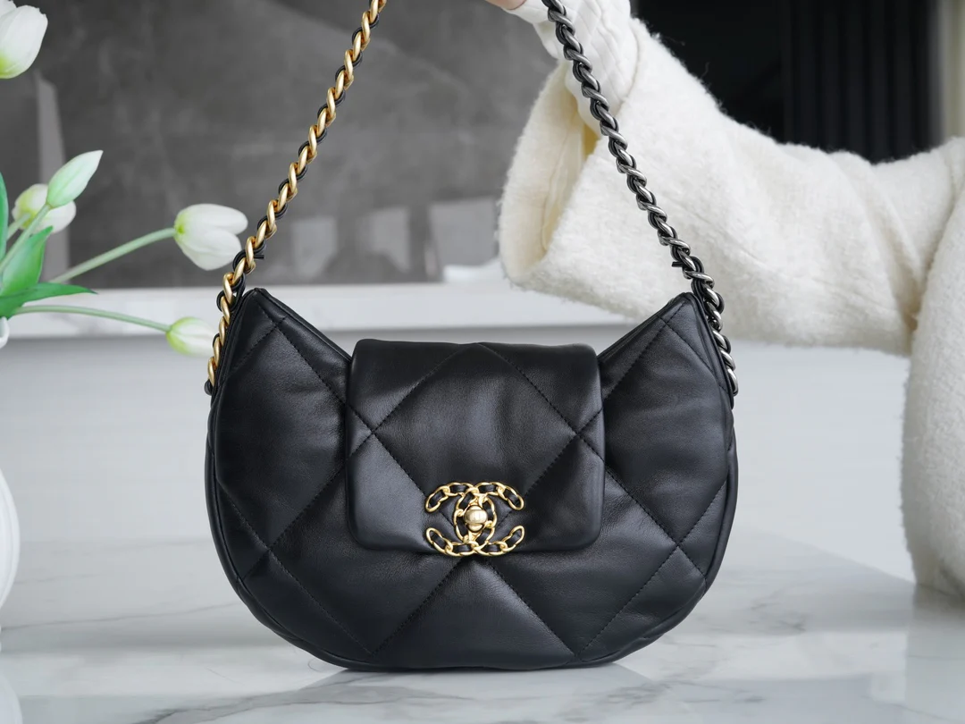 Новая коллекция Chanel ?Ранняя весна? — 24c — 19bag — сумка-хобо под мышкой — черная.