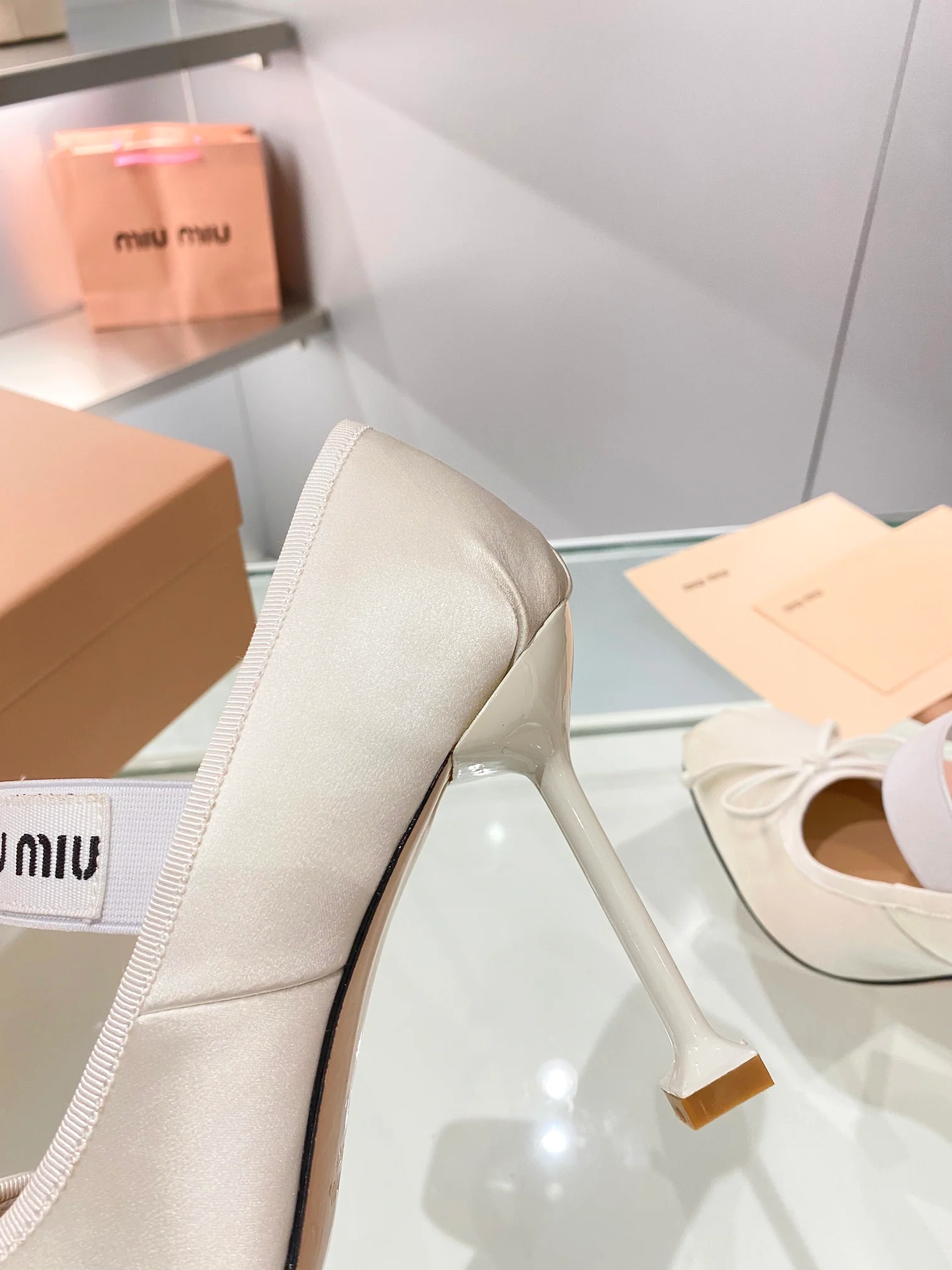 Новинка осенне-зимней коллекции Miu Miu 2023 — Балетки — Туфли на высоком каблуке — 9-5 см — Белые