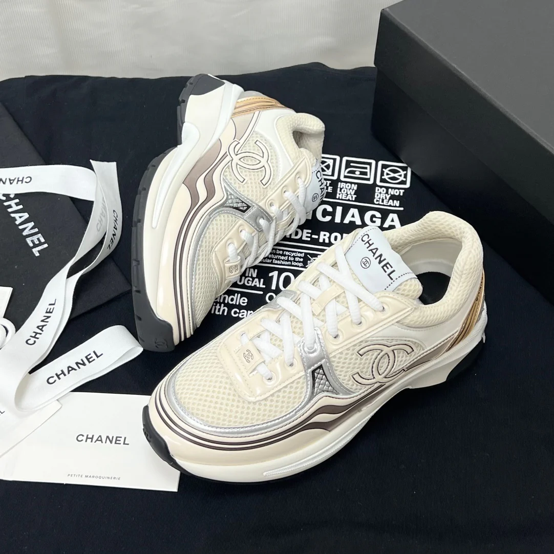 Круизная коллекция Chanel 2023 — Подиумная коллекция — Кроссовки — Белые