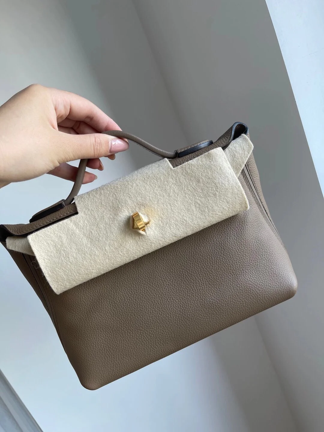 Кожаная сумка Hermes Evercolor Swift 24 цвета ?слоновая кожа? с золотой пряжкой.