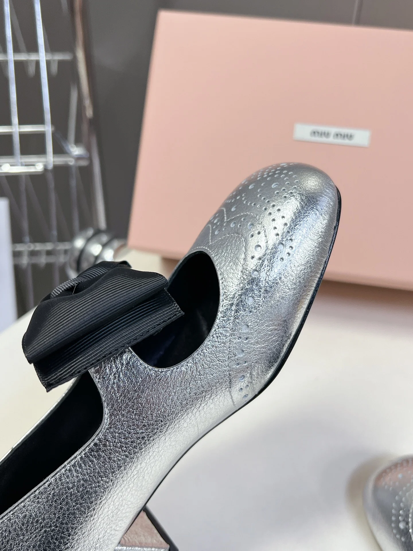 Miu Miu - Классические туфли Мэри Джейн с бантом - Серебристые