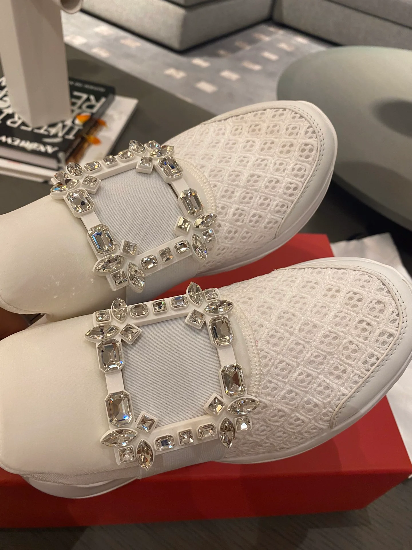 Кроссовки с пряжками - белые