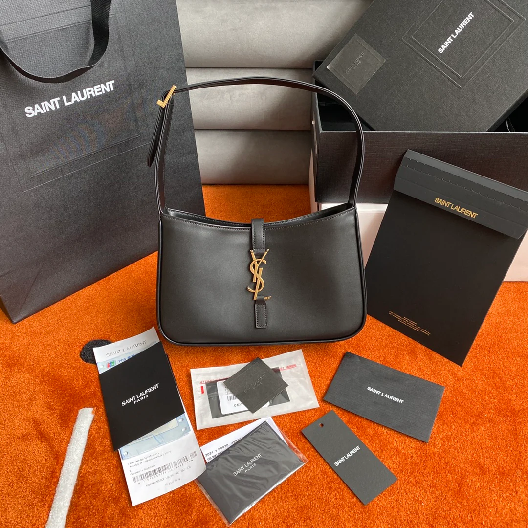 Сумка-седло YSL - черная с золотой фурнитурой - из гладкой кожи.