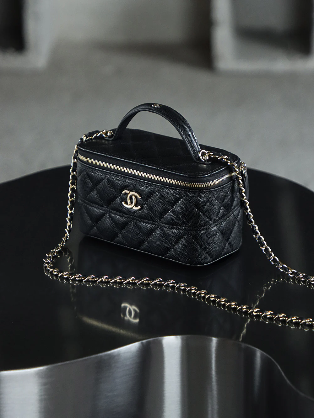 Косметичка Chanel 25c - Черная - Фурнитура из светлого золота