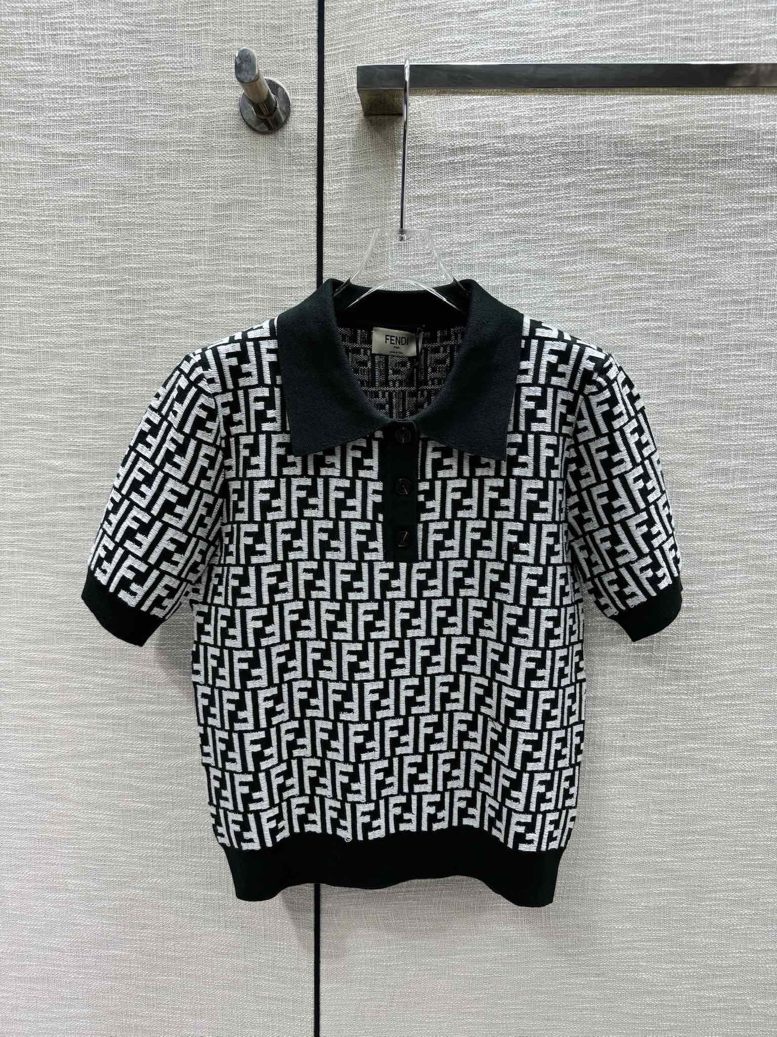 Fendi-2403 - Трикотажная футболка с коротким рукавом и воротником-поло с монограммой