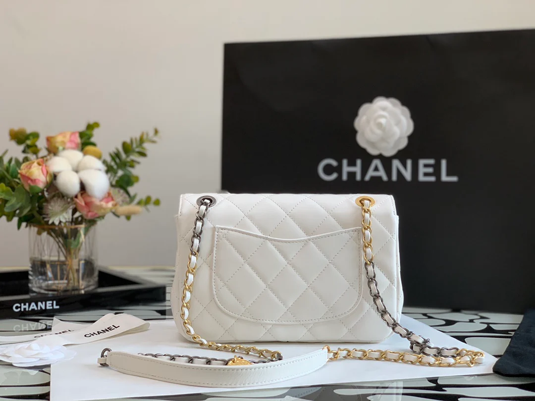 Новинка сезона осень/зима 2022 от Chanel - сумка с клапаном и значком - 22 см