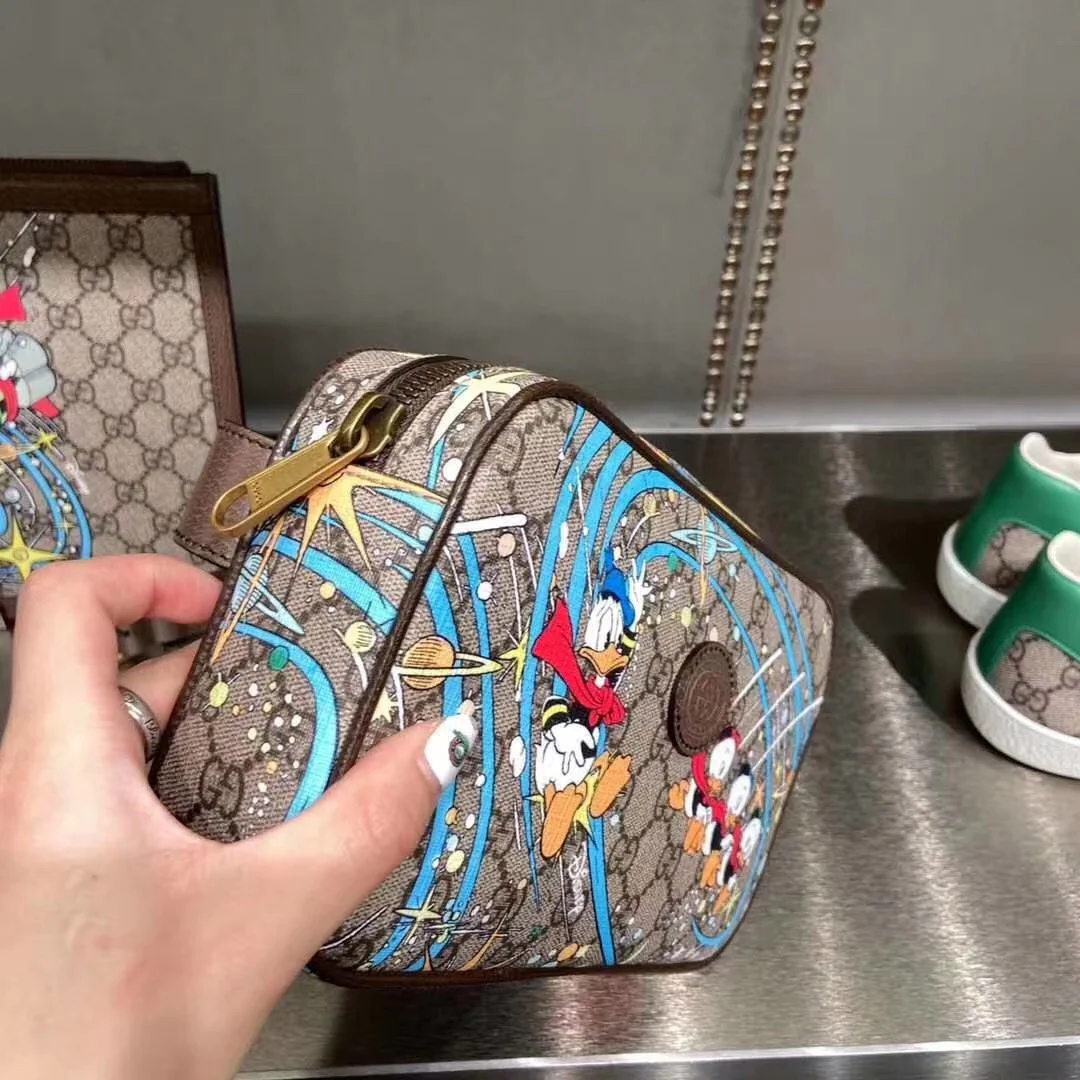 Поясная сумка Gucci с изображением Дональда Дака