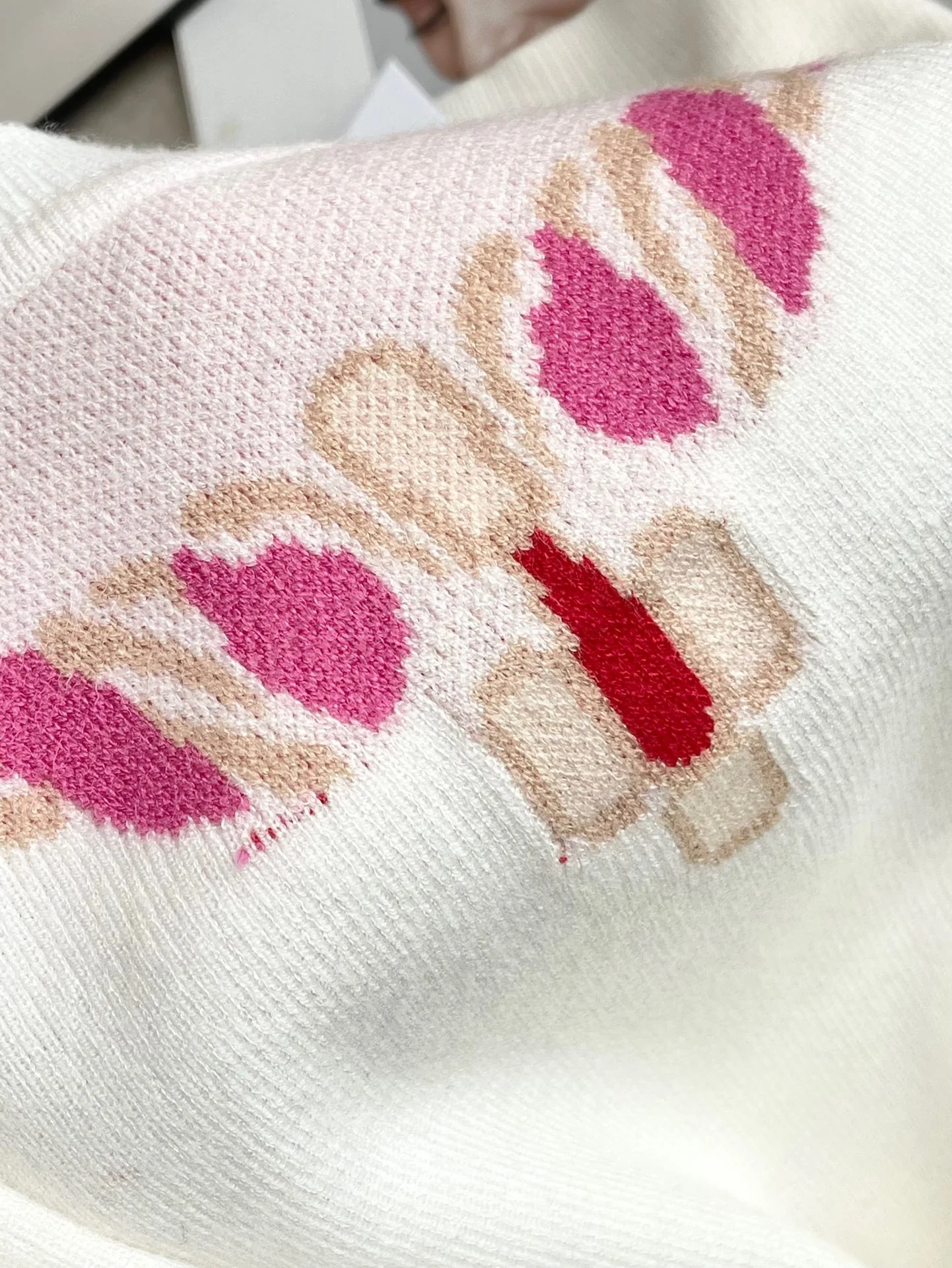 Колье Chanel 2403 из жаккардовой ткани с драгоценными камнями и вышитым круглым вырезом, вязаное, с коротким рукавом - белое.