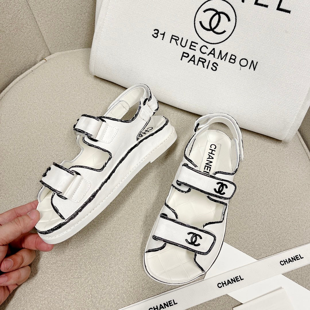 Chanel - Белые кожаные сандалии