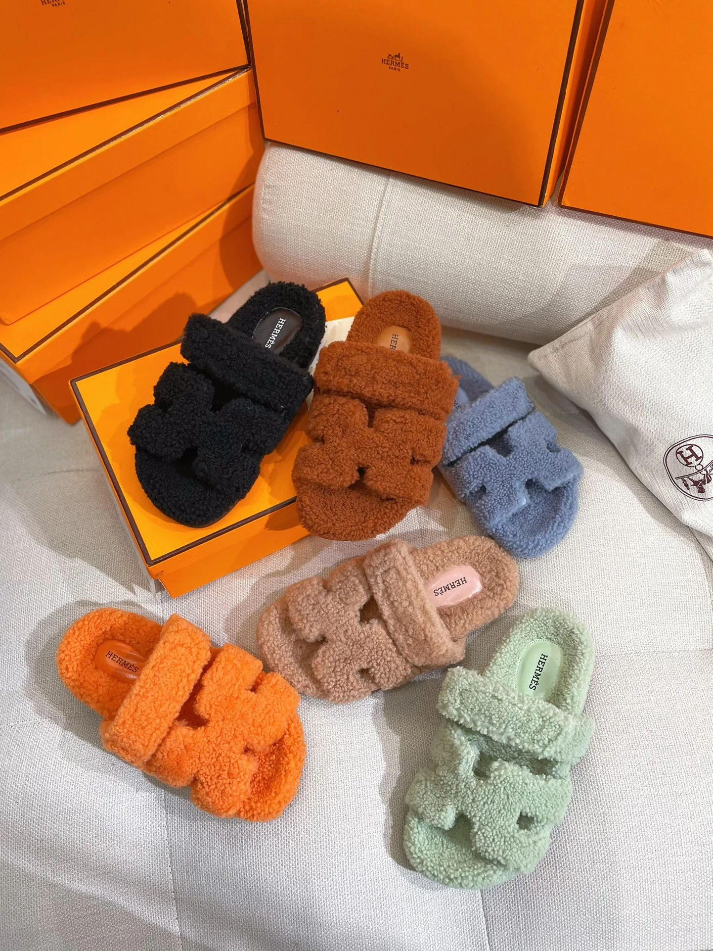 Новинка осенне-зимней коллекции Hermes 2022 — тапочки H из овечьей шерсти и кожи с лоскутным узором — изображение коллекции.