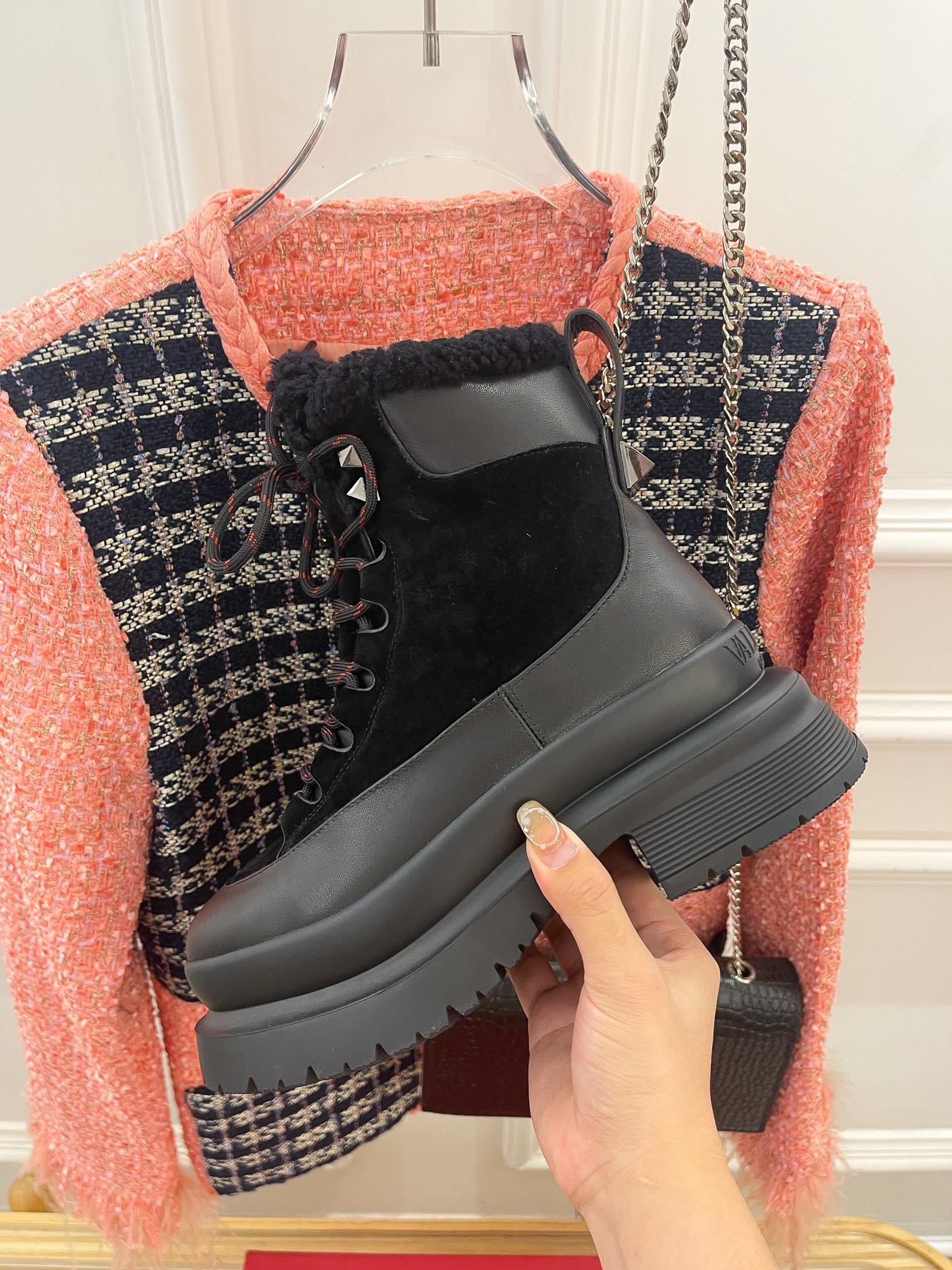 Новинка сезона осень/зима 2022 от Valentino - зимние сапоги.