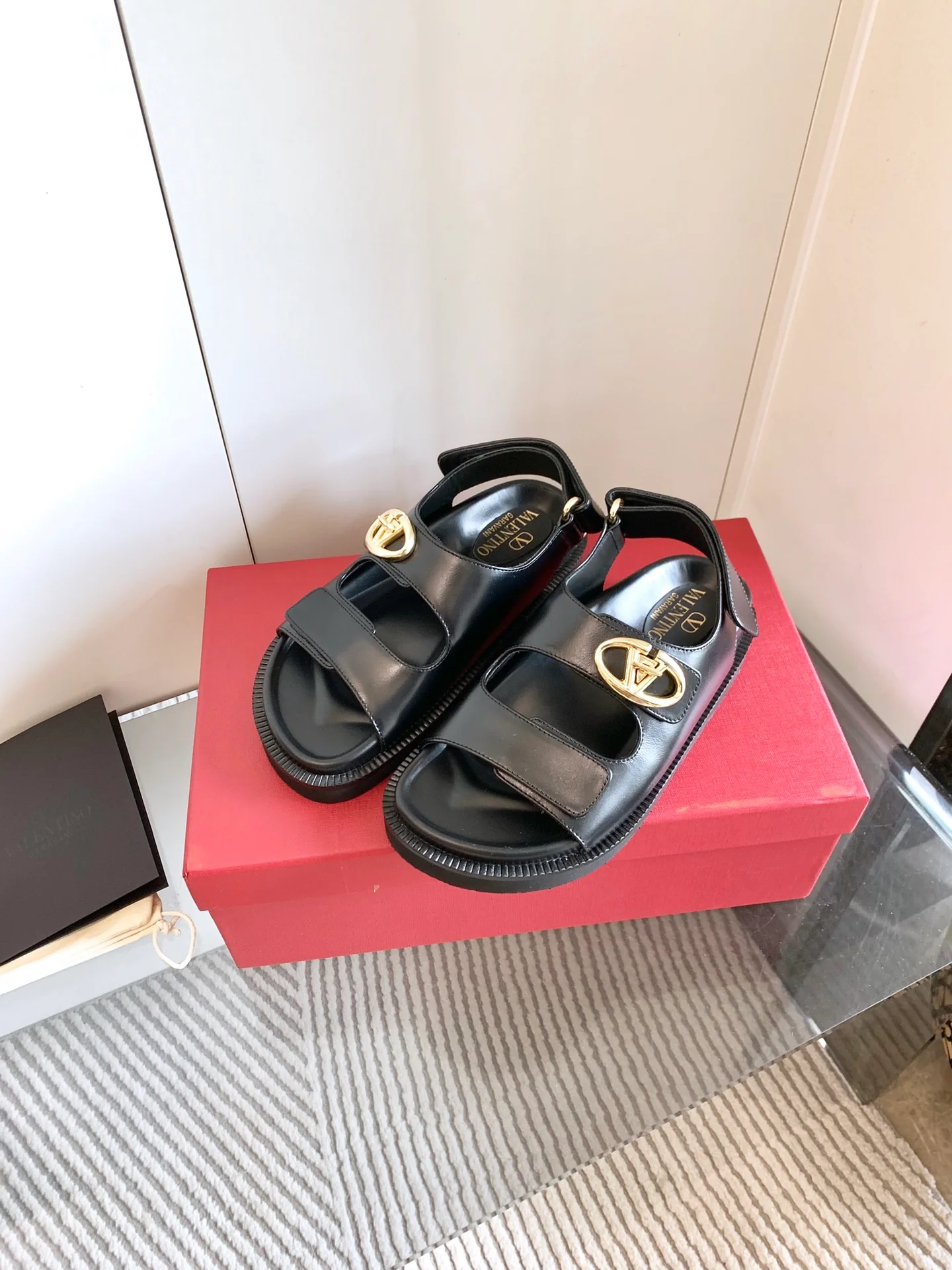 Пляжные сандалии Valentino 2024 - черные