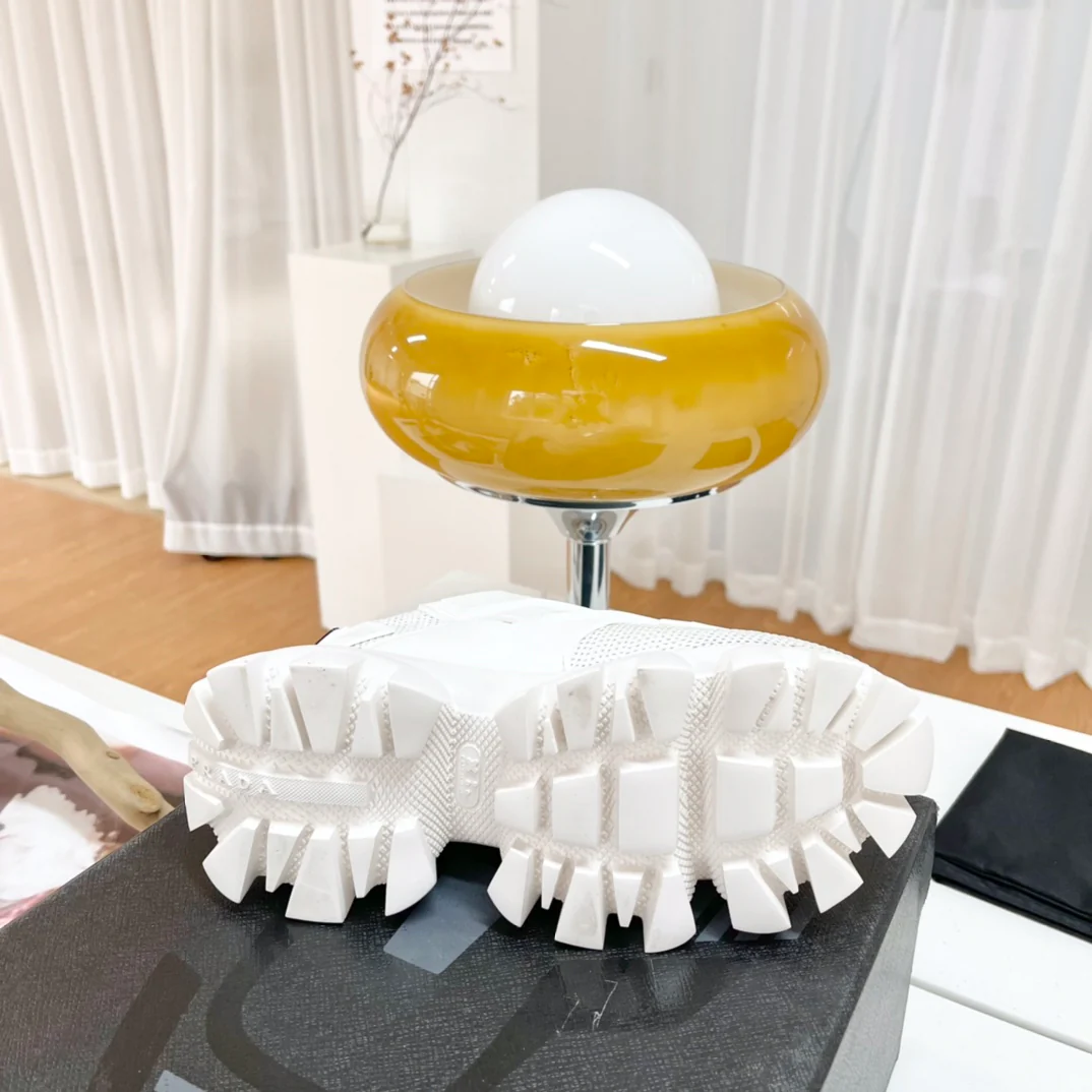 Обувь Prada - коллекция Prada ранней весны 2022 года - блестящие массивные кроссовки - белые