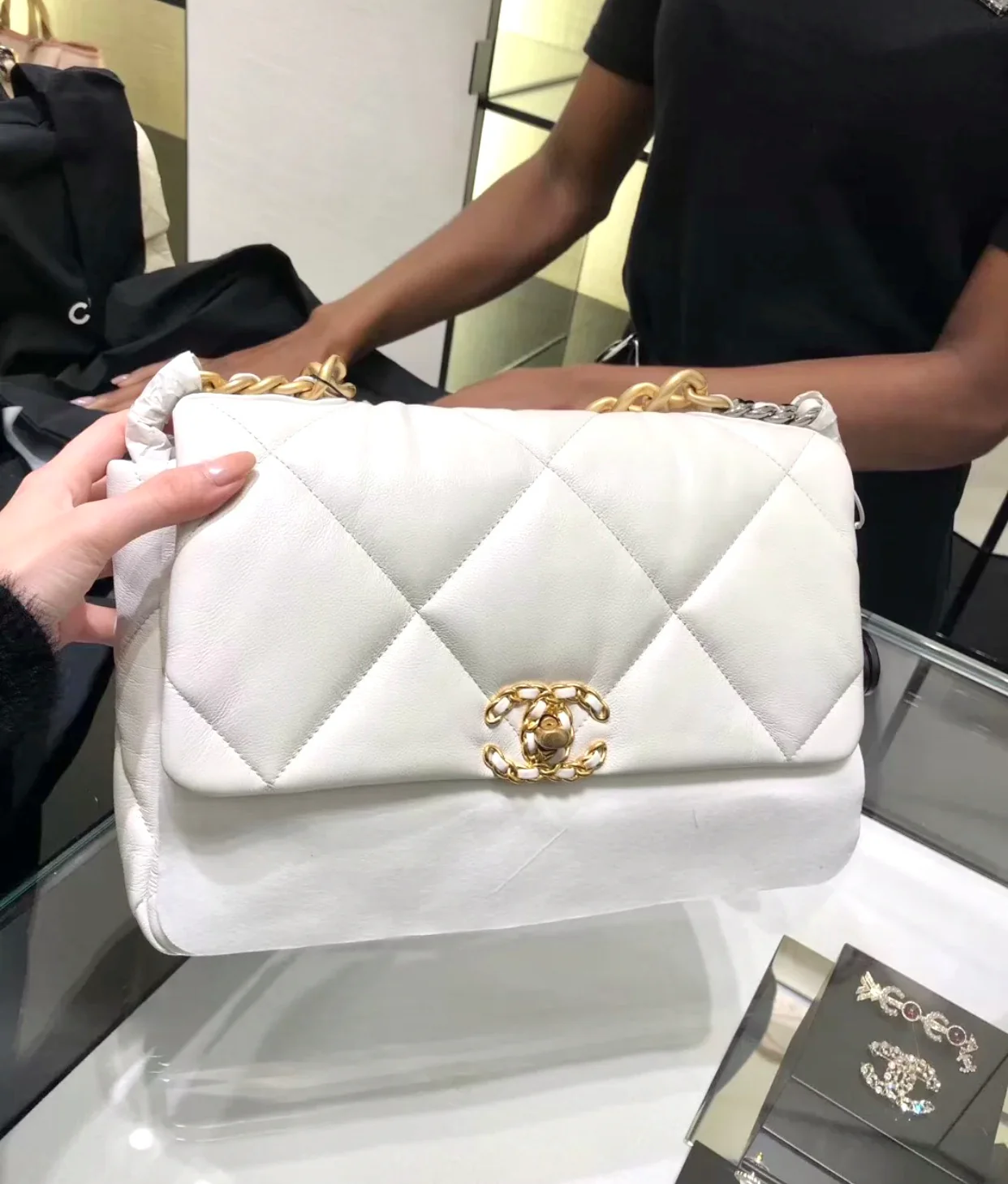 Сумка Chanel 19 — средняя, ??белая.