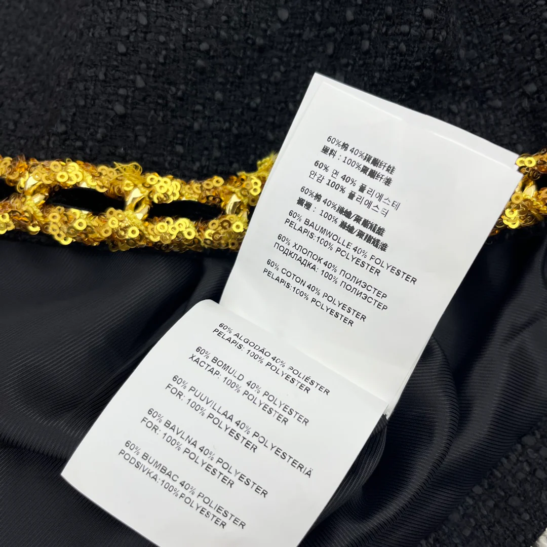 Miu Miu - 2404 - 2024 Ранняя весна. Новое платье-жилет из твида с цепочным дизайном.