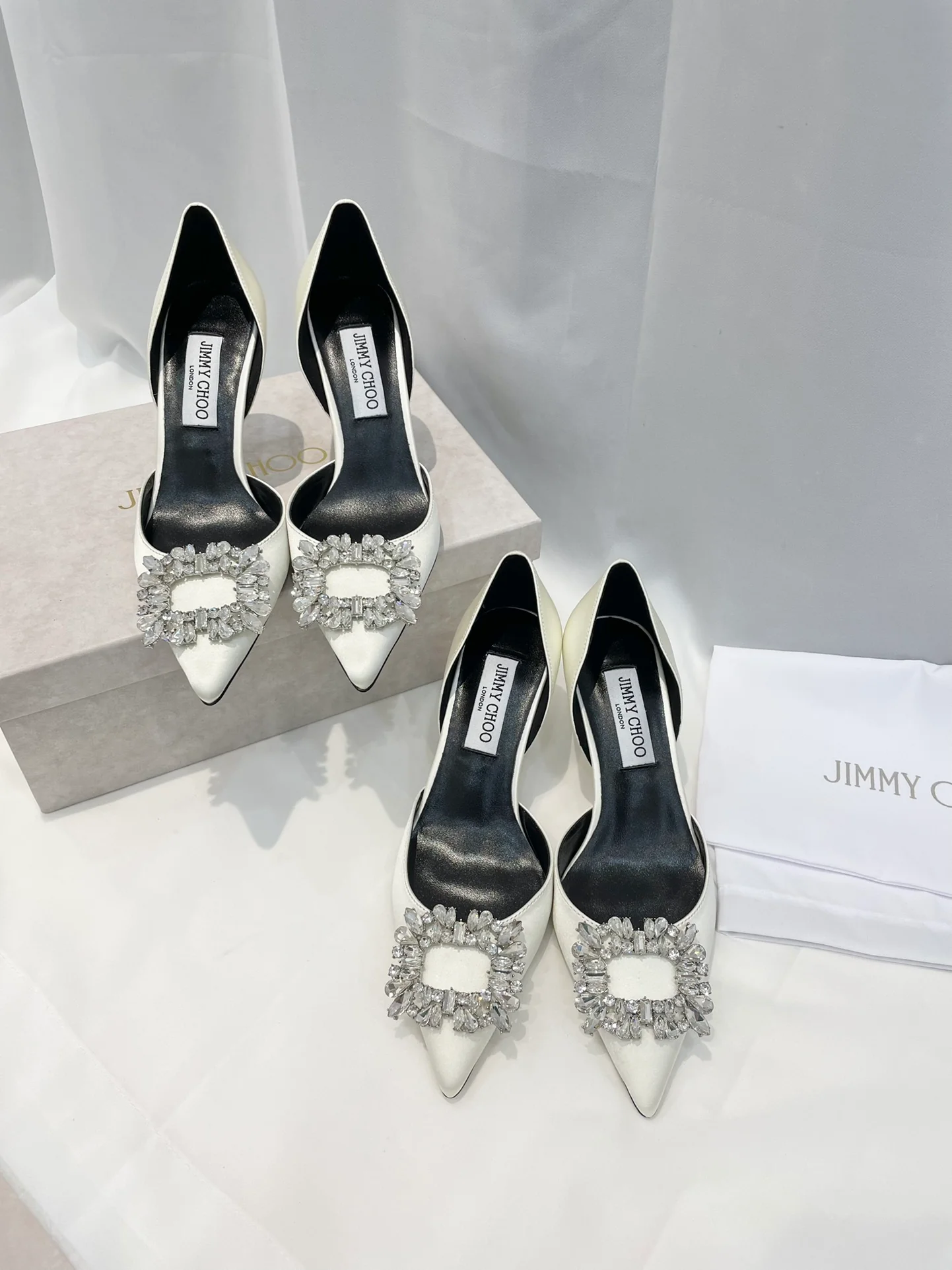 Серия Jimmy Goddess - Туфли на высоком каблуке с бриллиантовой пряжкой - Белые - 1