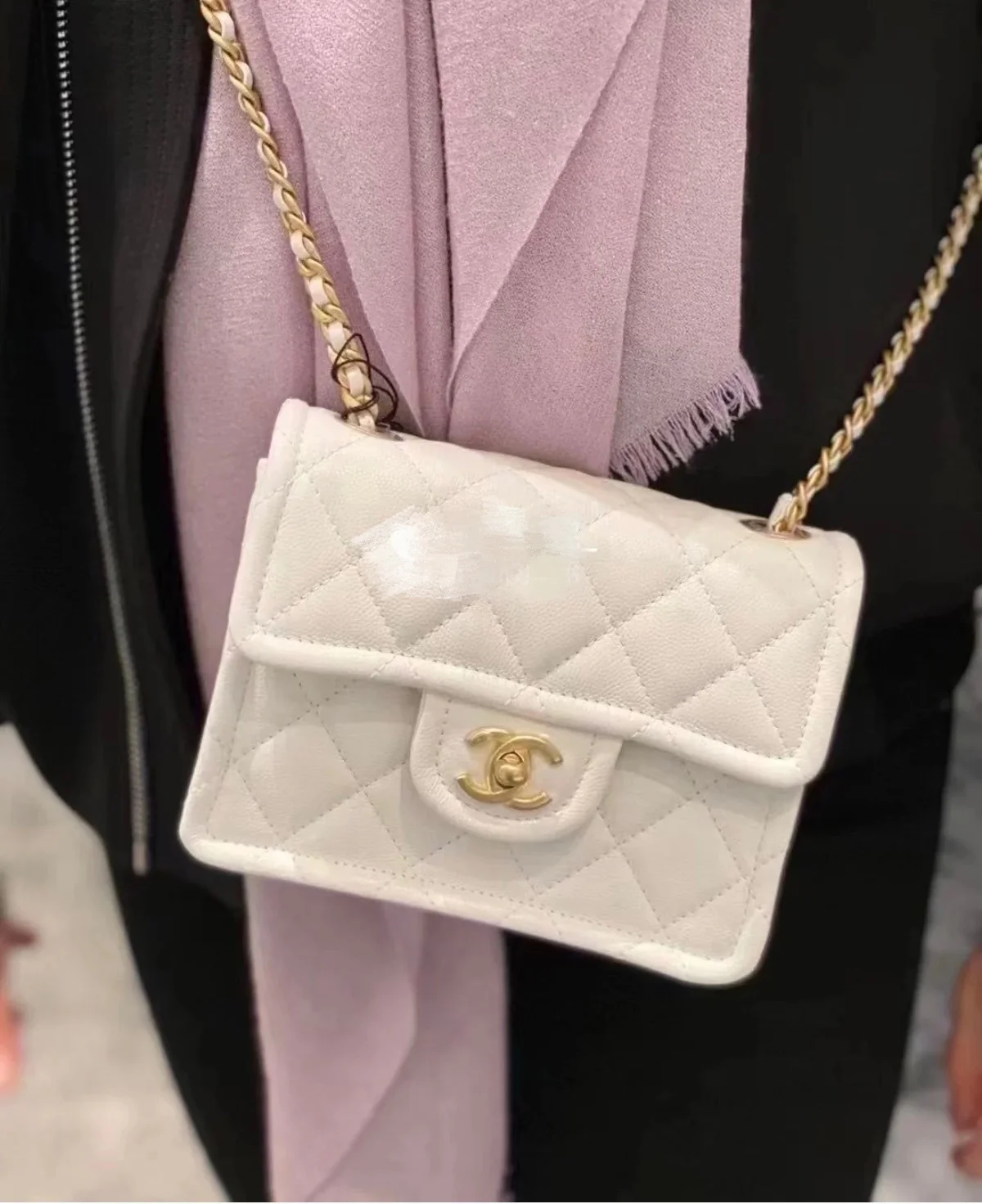 Маленькая булочка из тофу Chanel - белая