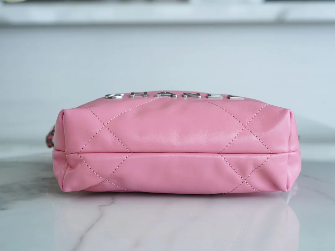 Новинка сезона весна/лето 2023 от Chanel - сумка 22 - мини - розовая с серебряной пряжкой