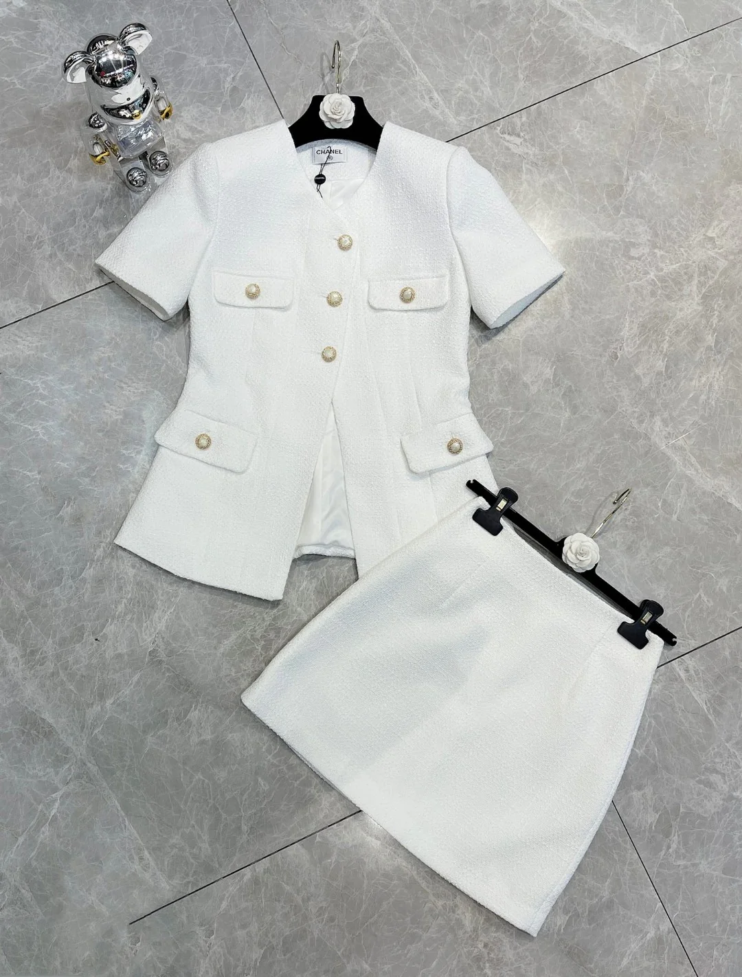 Chanel 2403 - Элегантный твидовый костюм с жакетом - Белый
