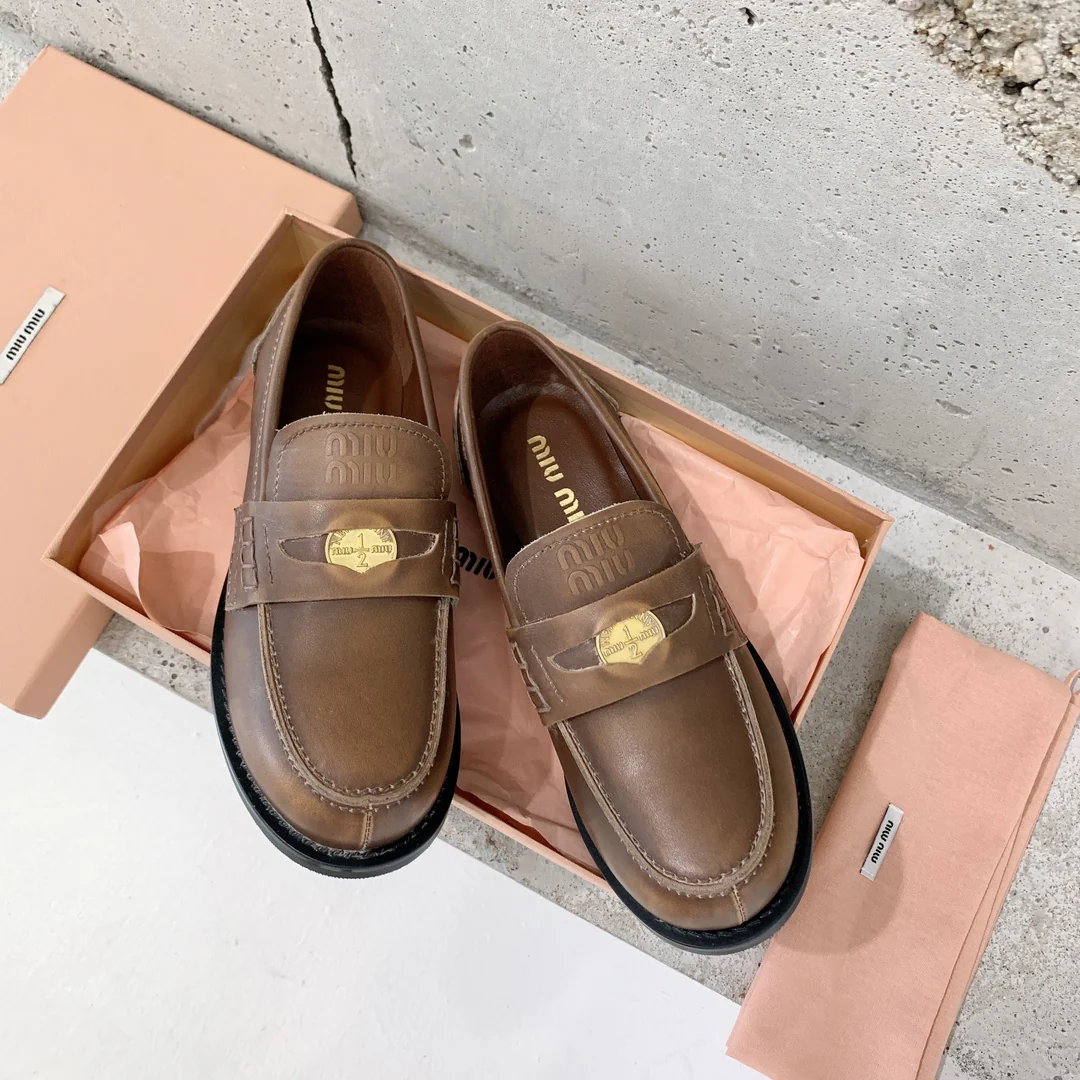 Miu Miu - Винтажные лоферы с ворсистой поверхностью и золотыми монетками