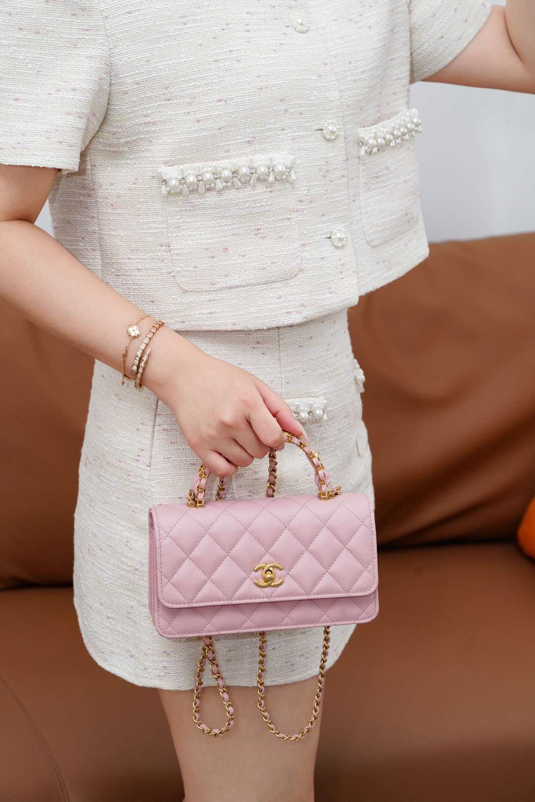 Сумка-гармошка Chanel 25b Double C с двойной ручкой, розовая, с золотой пряжкой.