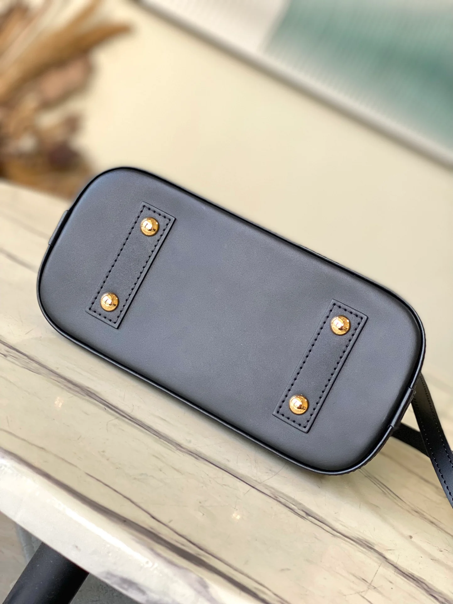 m23666-LV-nicolas-ghesquiere-shell bag-black gradient