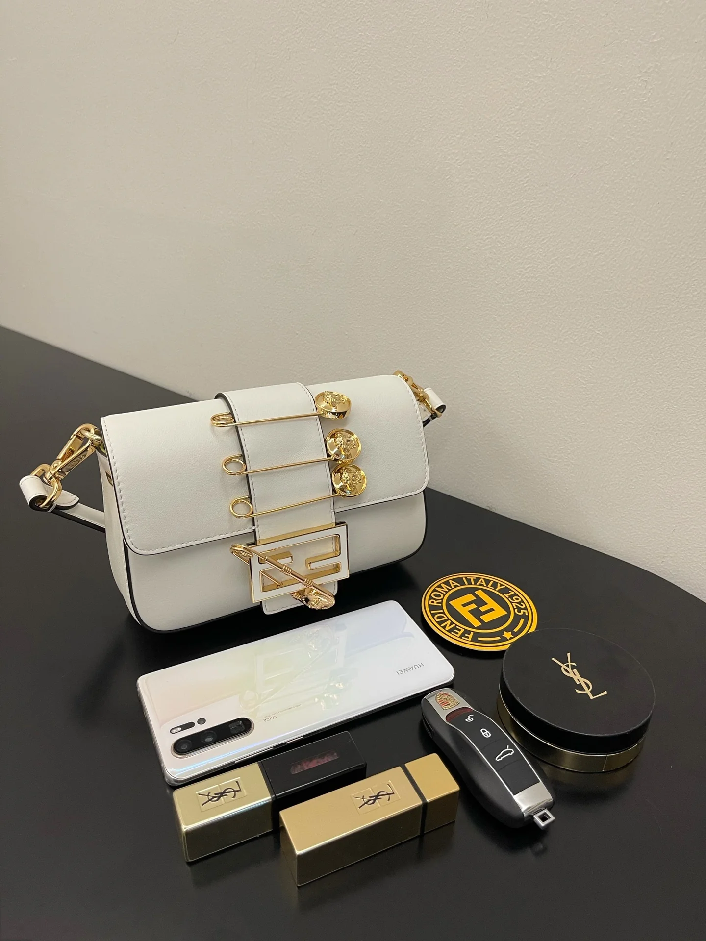 Сумка-багет Fendi Andace, маленькая, белая.