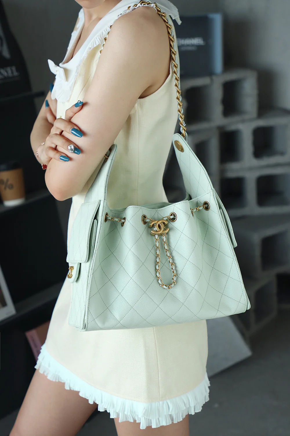 Сумка-хобо Chanel 25c Hippie, маленькая, мятно-зеленая, с золотой пряжкой.