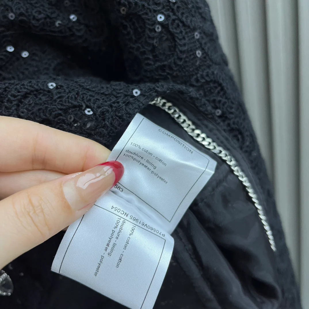 Chanel - Новинка 2403-24: Короткий костюм, расшитый пайетками - Черный