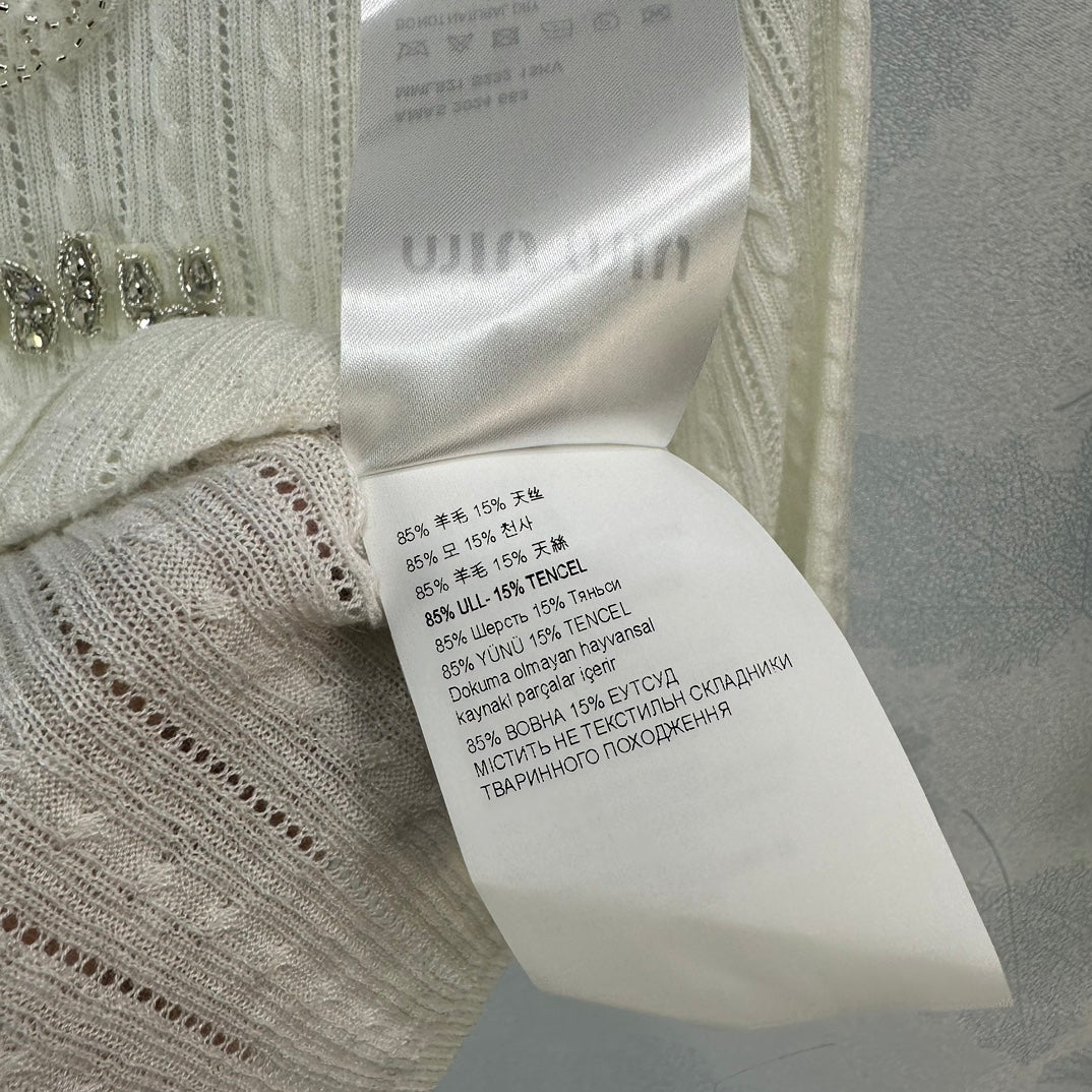 Miu Miu-2404-24 Новая коллекция ?Ранняя весна?: Прочная трикотажная футболка с коротким рукавом и воротником ?Питер Пэн? с бисером.