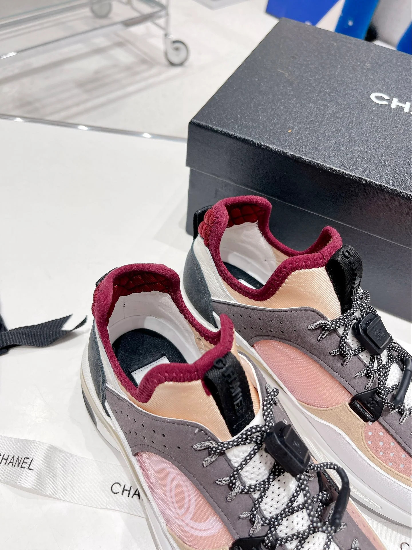 Новые поступления с показа Chanel весна/зима 2022 — повседневные кроссовки в стиле колор-блок — розовато-серый.