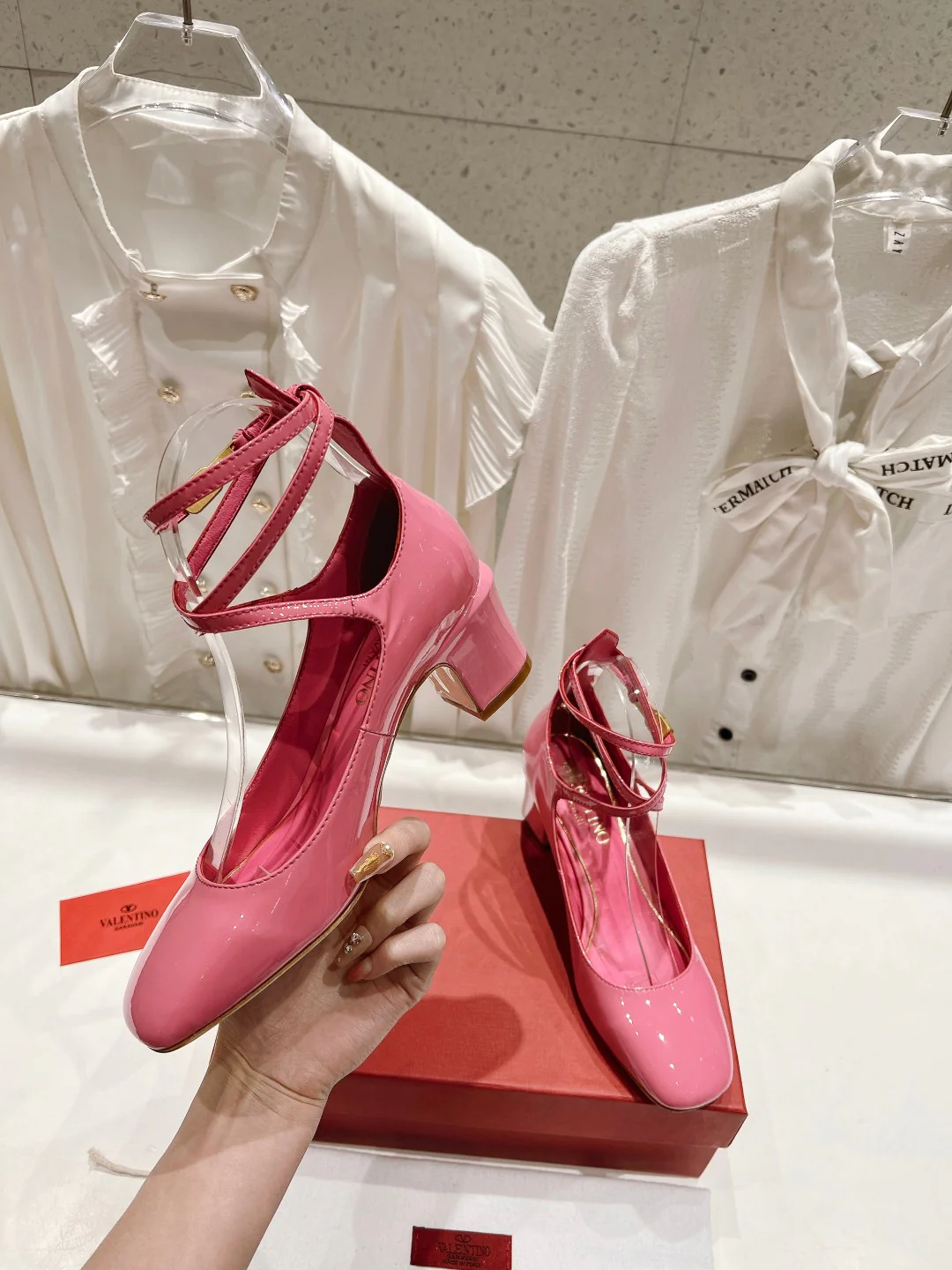 Коллекция Valentino Весна/Лето 2023 - Rockstud - Туфли на шнуровке на низком каблуке - 4-5 см - Розовые