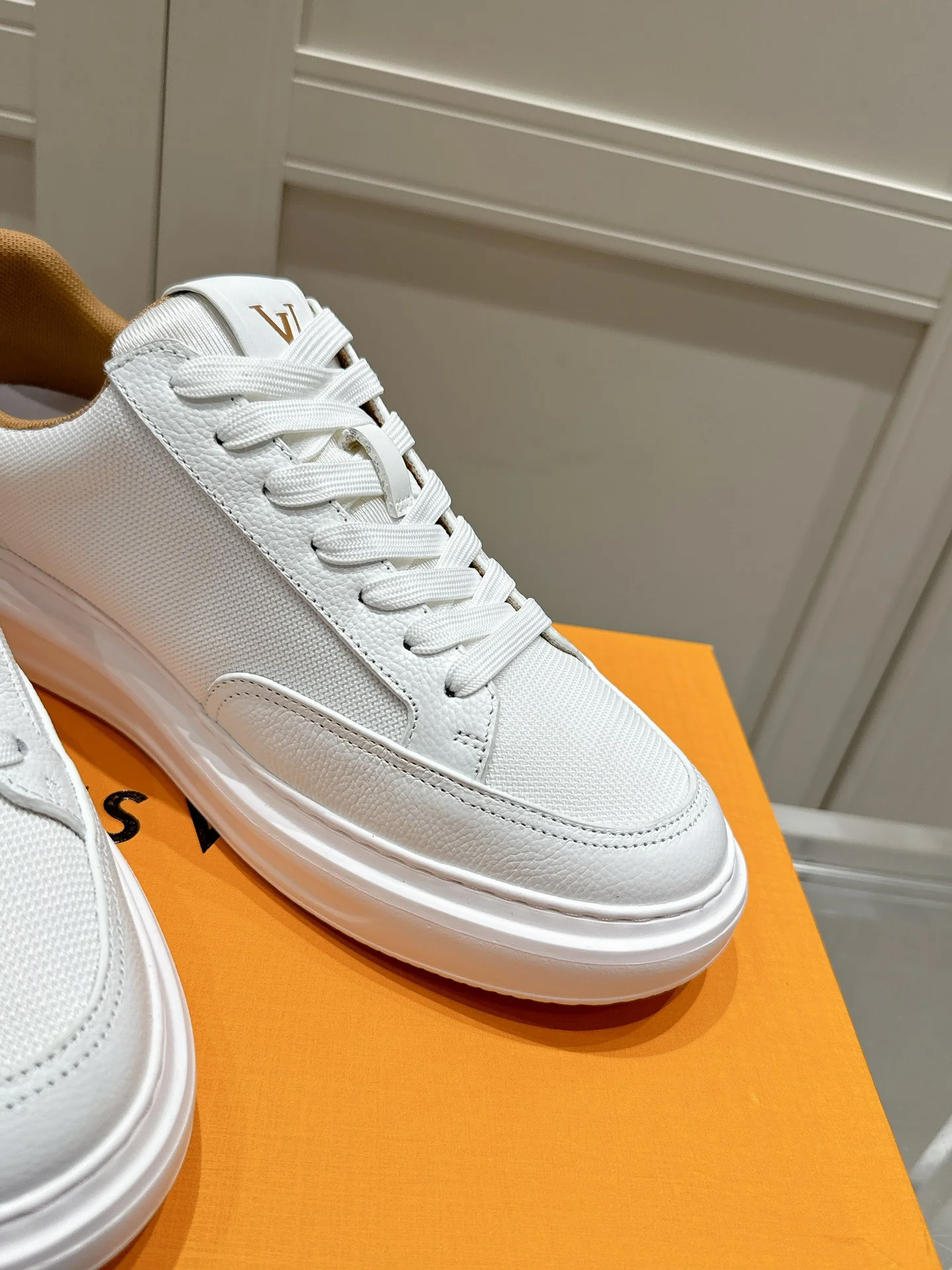 Скейтбордные кроссовки LV-2024 из ткани и кожи - белые