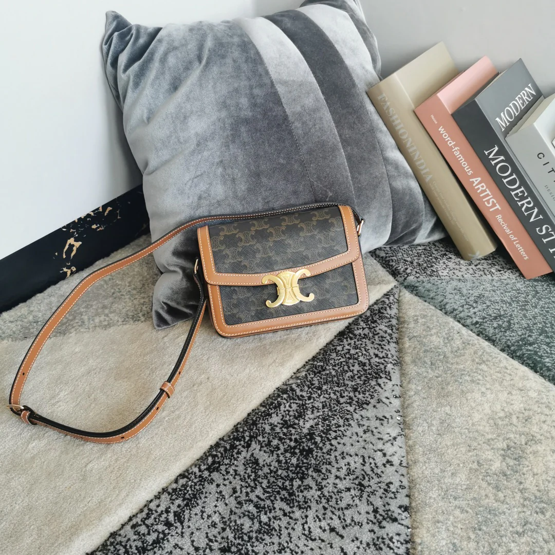 Сумка Celine Triomphe Classic из льна и кожи, коричневая с монограммой, маленький размер 18,5 см.