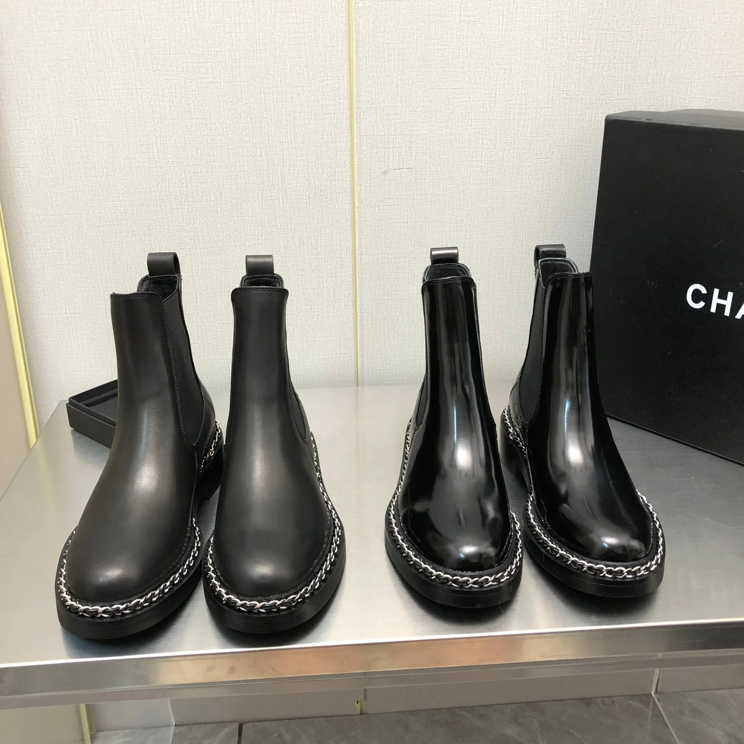 Ботильоны Chanel из кожи с цепочками - изображение из коллекции