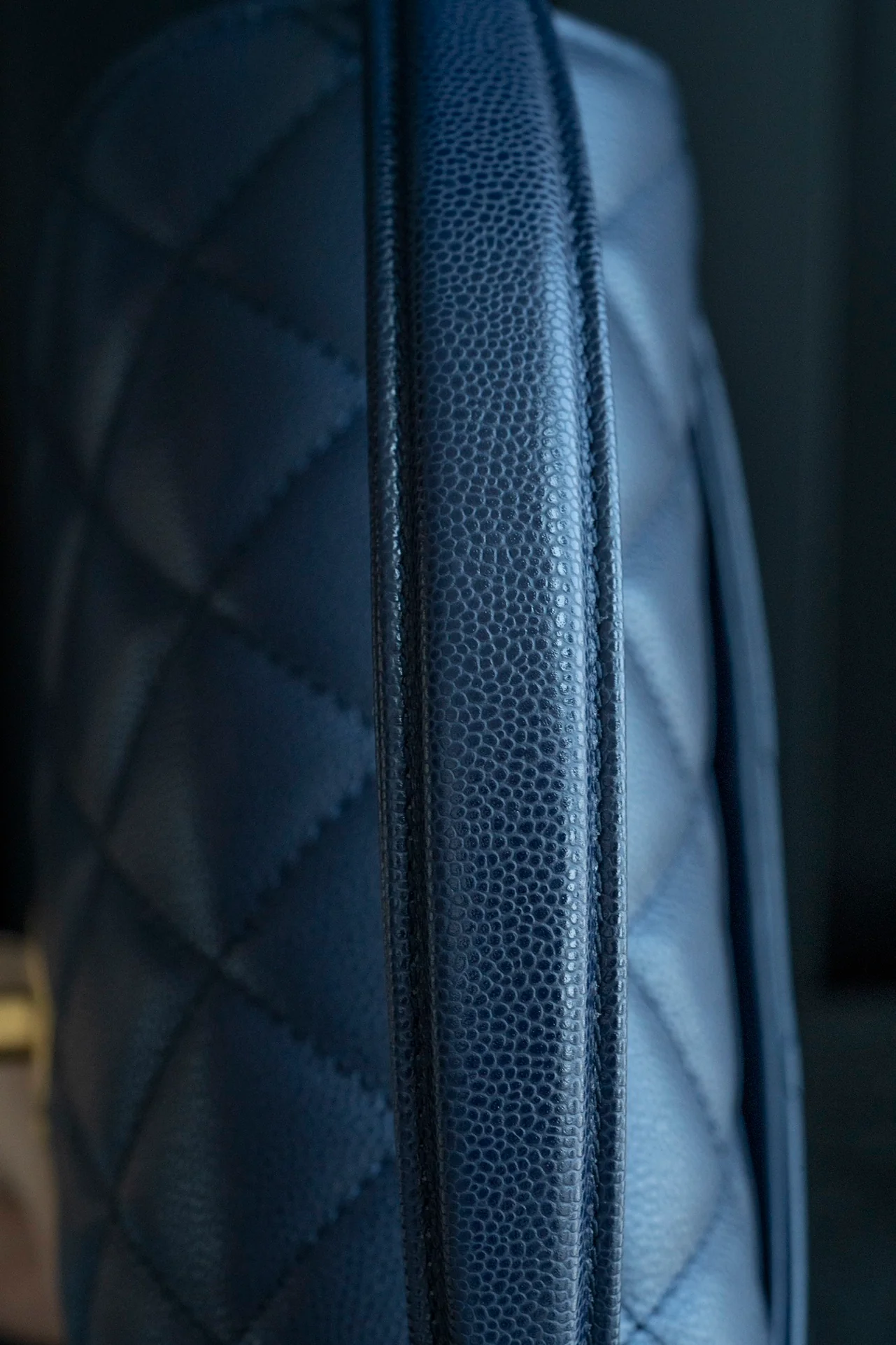 Мини-сумочка Chanel с клапаном и ручкой - синяя