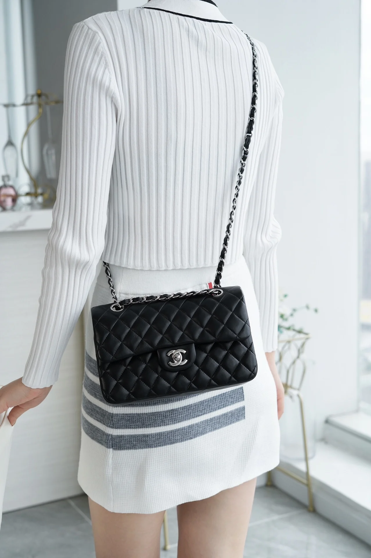 Сумка Chanel CF Medium - 23 см - из черной овечьей кожи с серебряной пряжкой - CF23