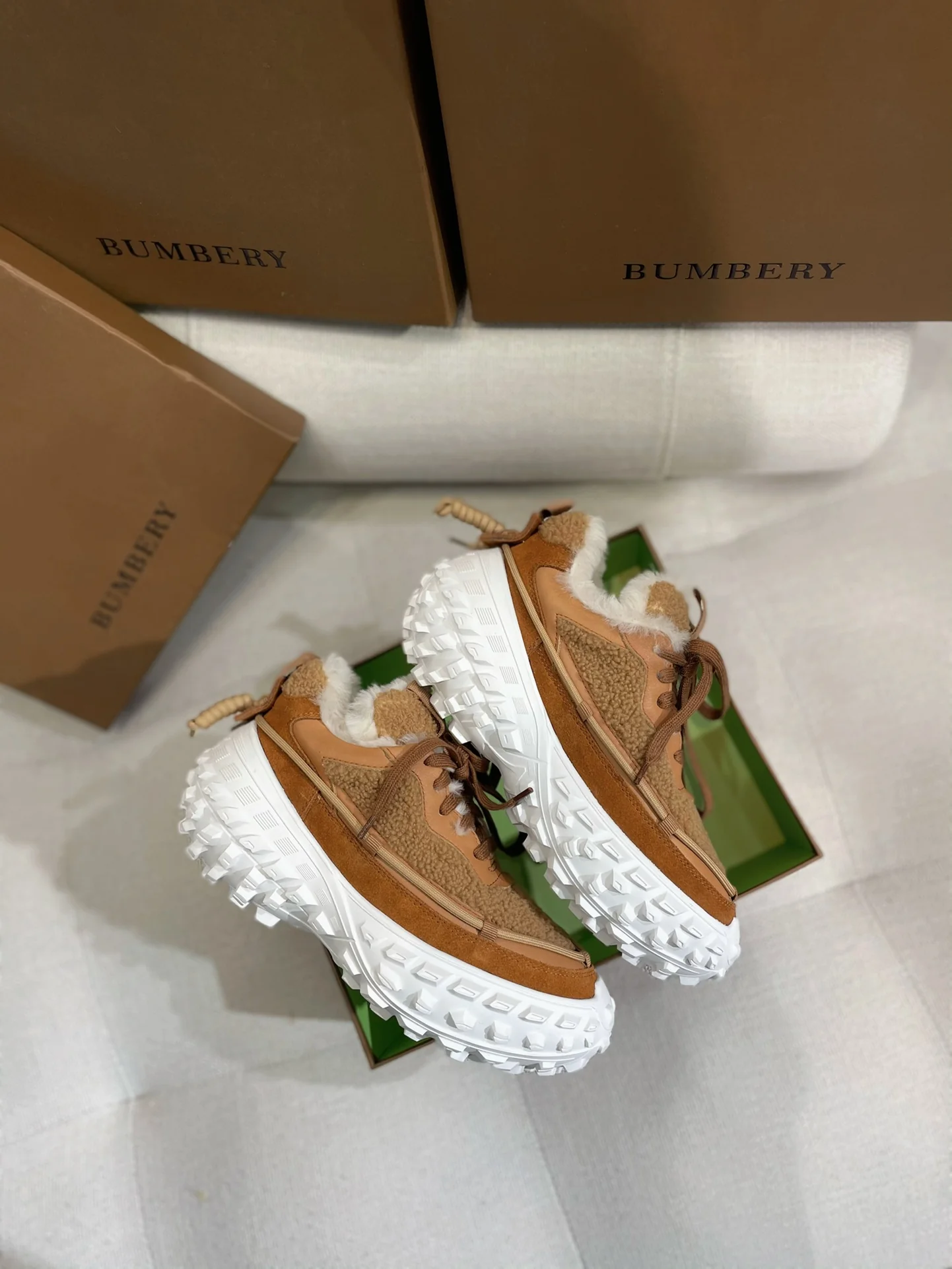 Коллекция Burberry ?Ранняя весна 2022? — Пушистые зимние кроссовки — Коричневые