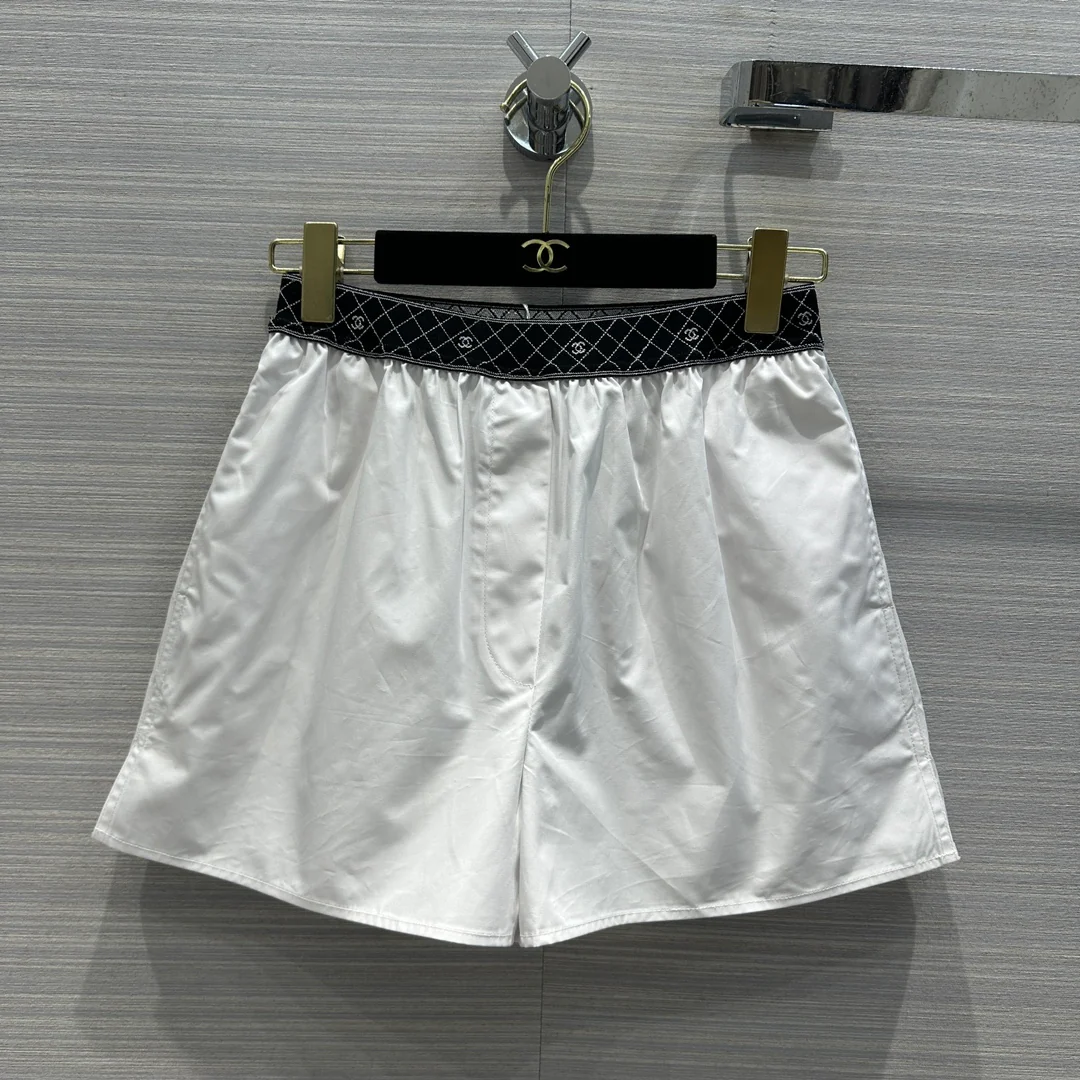Chanel 2403 - Новинка начала весны: белые шорты Coco с двойным поясом из тесьмы C.