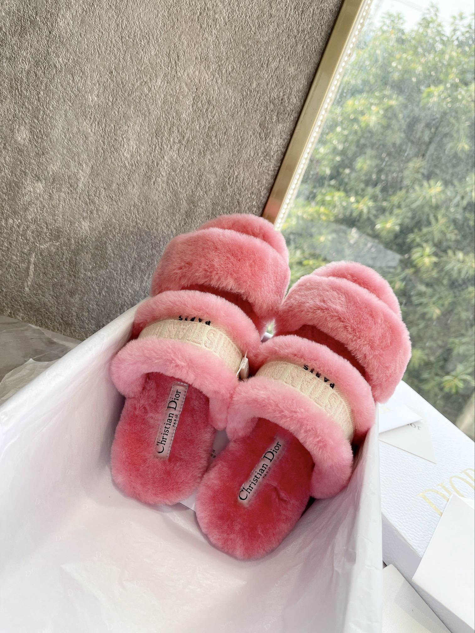 Плоские тапочки Dior с вышитым полосатым логотипом, на флисовой подкладке — розовые.
