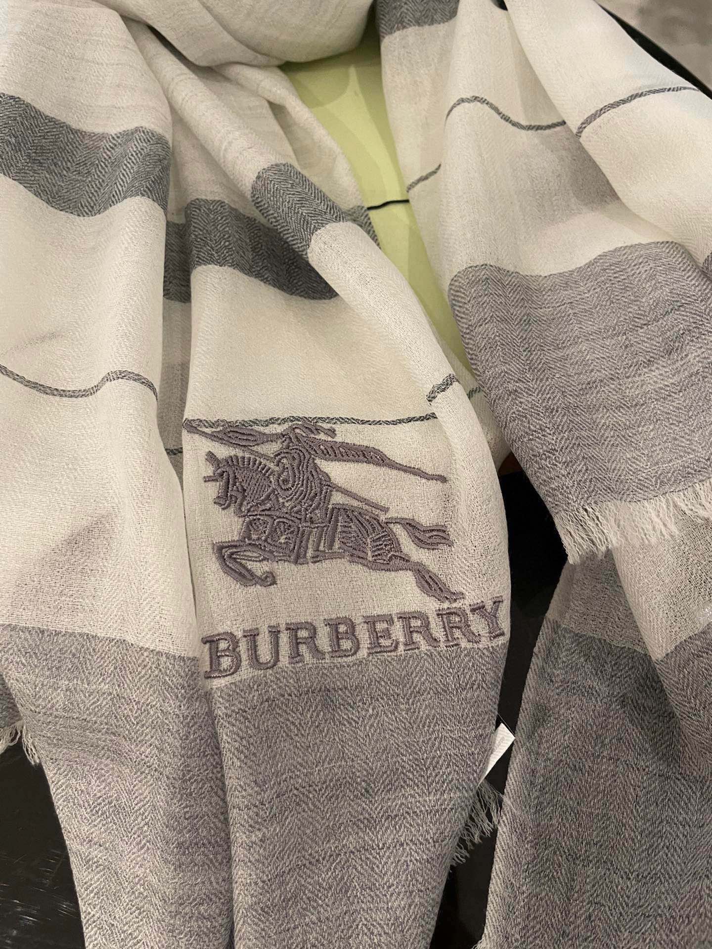 Кашемировый шарф Burberry Wave с волнистой текстурой - 105 см x 180 см - серый