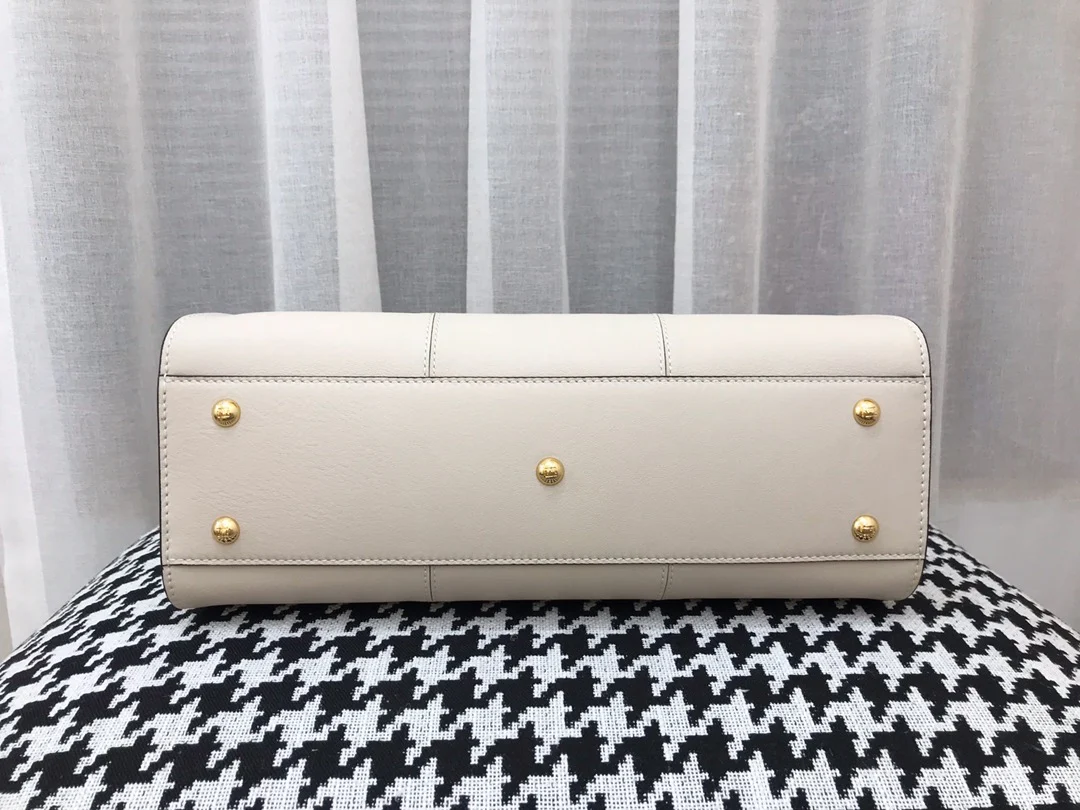 Белая кожаная сумка Fendi Peekaboo