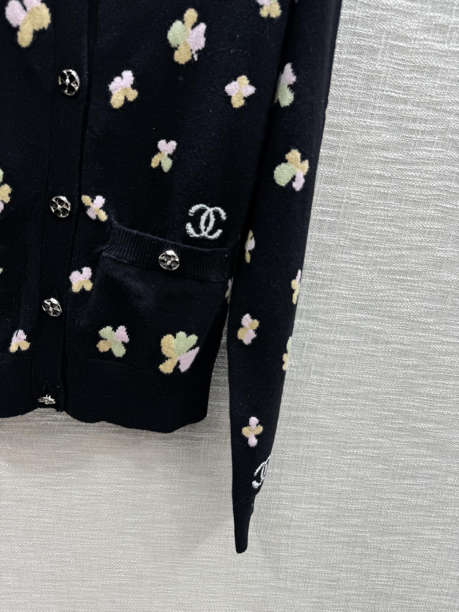 Кардиган Chanel 2403-24 из коллекции Early Spring Métiers d'Art с четырехлистным клевером — черный.